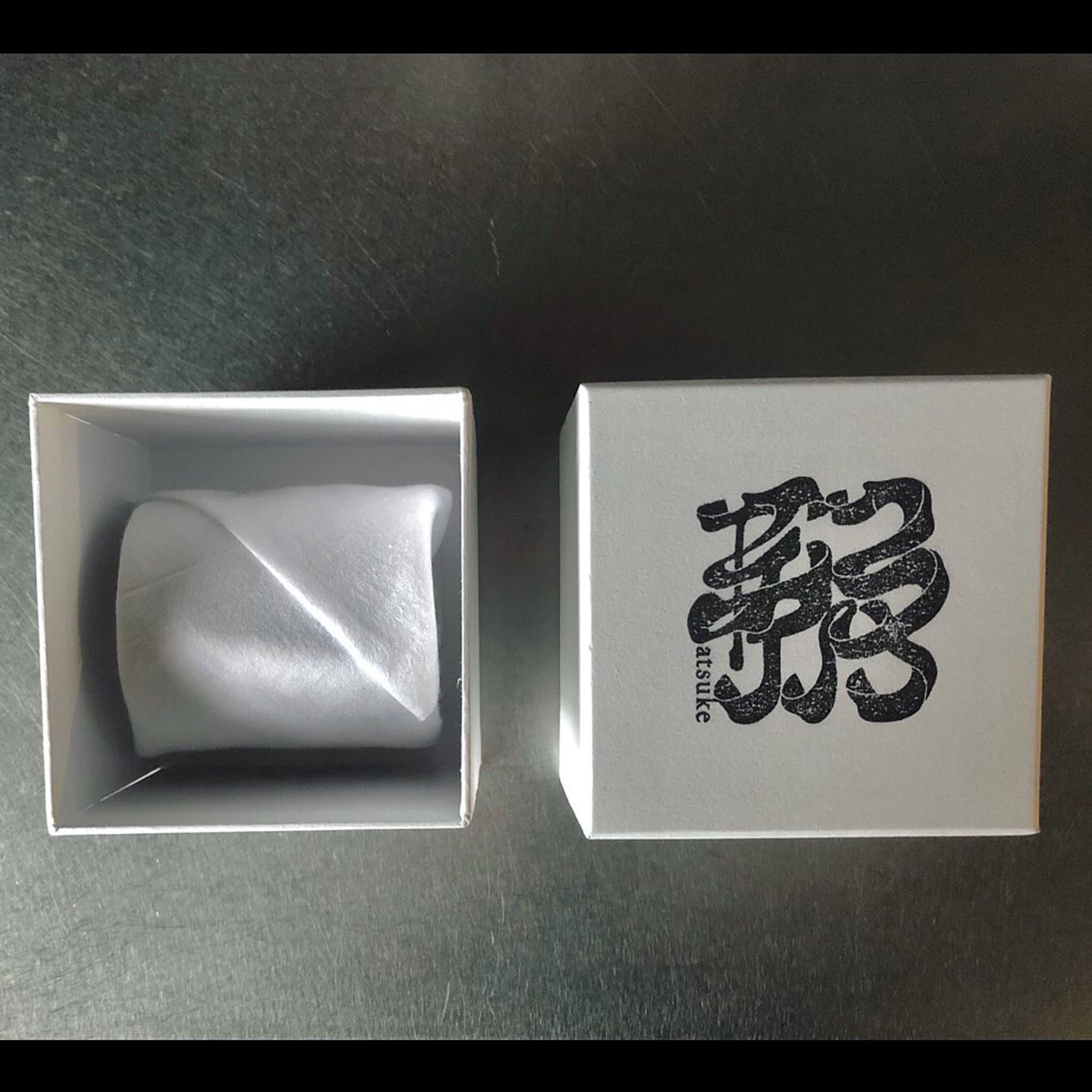 【works】

@atsuke_niigata のアクセサリー用パッケージなど完成しました。
以下リポストです.
.
.

Package ---------------------------------------------------- #sculpture #artsandcrafts #alminum #fusion#minimalart#three-dimensional work#art#welding#object#工芸#彫刻#アルミニウム#溶解#立体作品#アート#溶接#鍛金#金属工芸#オブジェクト#飾り金具#飾り金具細工#什器#アルミ什器 
#package #logo #design ---------------------------------------------------- ロゴ、パッケージ、梱包方法、
ポップをデザインしていただきました。
@kazama_misaki 
@ssmsm8-1