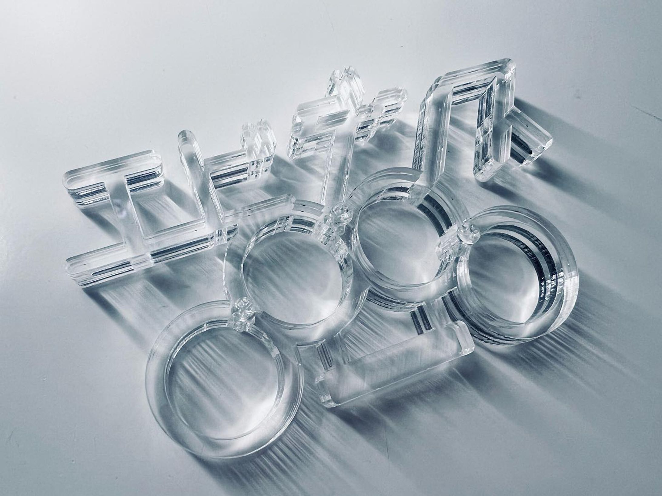 ［アップデート情報］
仕様をエビデンサック2.0にアップデートしました。・厚みを5mm板2枚で10mm厚に変更し厚みを2mm増やしました。
・アクリル透明ネジ3点と一部アクリル接着剤を使用し、少し頑丈になりました。
(最終アップデート:2022/05/04)

 #art #artwork #instaart #instaartwork  #clear  #myart #myartwork #vaporwaveart  #cyberart #vaporwave #futurism #futuristic #futuristicart #cyberpunk #creator #retrofuture #SF #アート #透明  #オブジェ #アクセサリー #雑貨-1