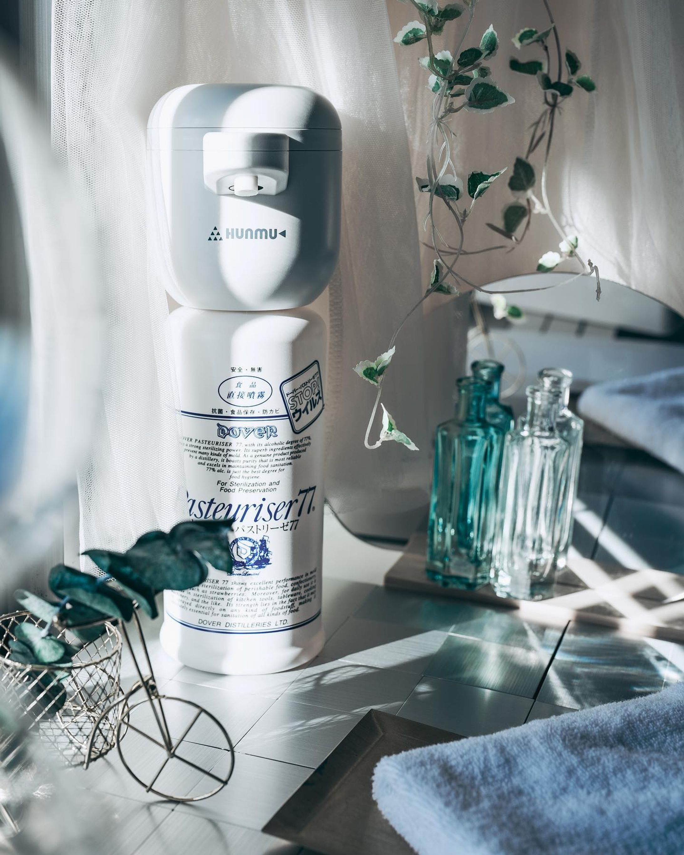 これ便利すぎて手放せない😫

☑︎ HUNMU（フンムー）

ってご存知？？

今年の10月に発売されたばっかりなんだけど、
手をかざすだけでアルコールが自動噴射するオートディスペンサー。

これね、市販のアルコールスプレーにそのまま装置して使えるの・・・！

私アルコールの詰め替えに疑問持ってるしアルコールスプレーに触るのが苦手なタイプだったから、
これほんとに画期的・・・！

我が家は愛用中のパストリーゼにつけてみたけど

問題なく使えてます💖

電池式なんだけど、
めちゃくちゃ感度が良くて
時差なしででる。

量は2段階で調整できますよ❤︎

これほんとよすぎて、
ダイニングテーブルのアルコール拭き取り用にももう一台欲しい。

本当に便利！！

ころんとしたシンプルなデザインでインテリアにも馴染みます。

感度抜群でストレスゼロ・・・！
お店とかにもオススメです。

対応してるアルコールスプレーもサイトに掲載されているのでよければチェックしてみて下さい❤︎

#HUNMU
#フンムー
#自動噴霧器
#ディスペンサー
#アルコール
#消毒
#アルコール除菌 #除菌スプレー #パストリーゼ #コロナ対策 #アルコールスプレー #除菌スプレー #除菌グッズ #洗面台 #asagake #asagakeで体験 #プロモーション #洗面台インテリア #商品撮影 #商品撮影依頼募集中 #シンプルインテリア-1