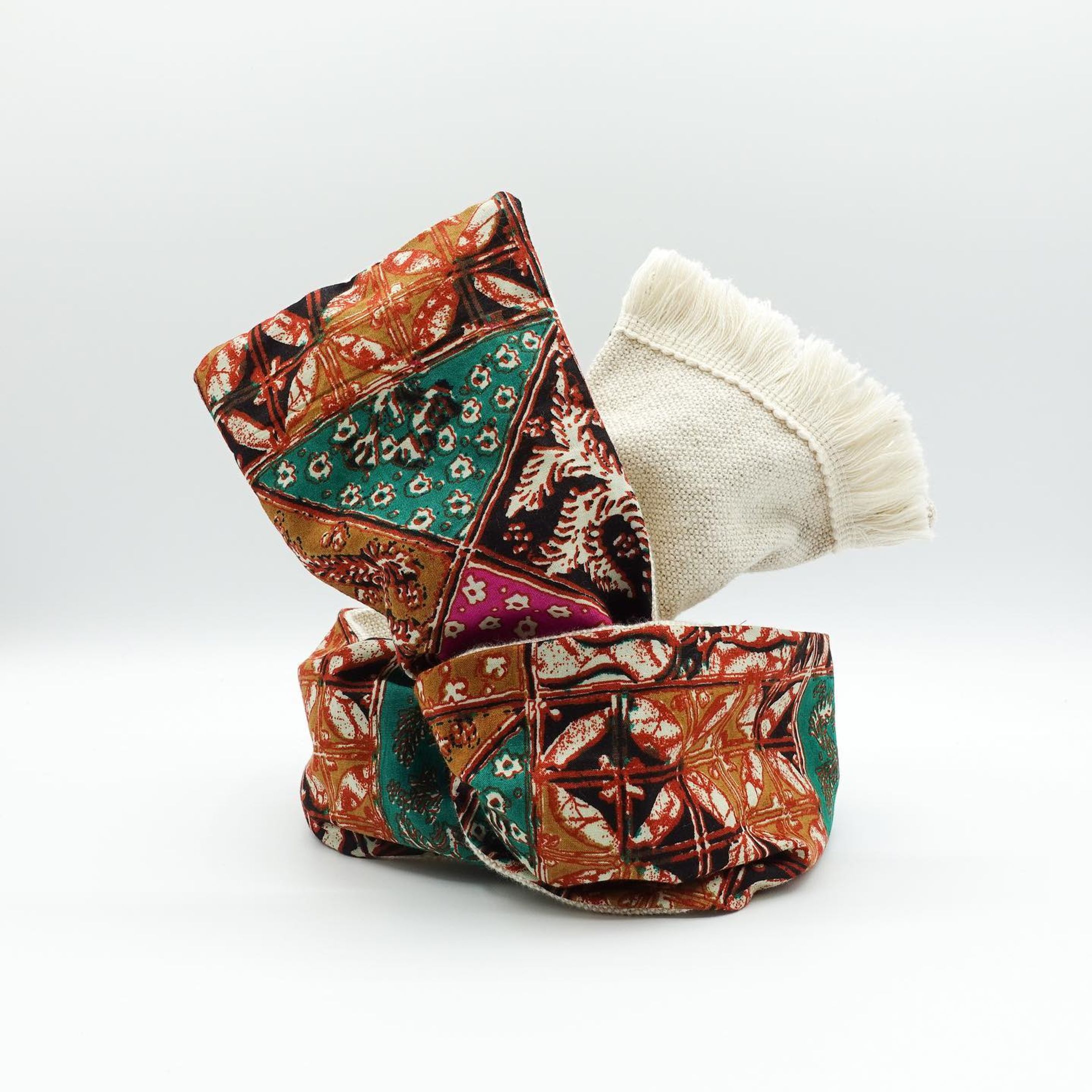 〰️new arrival〰️
🌿hemp fringe🍄

質感が素敵なヘンプ生地に同色のフリンジをつけてデザインしました。
リバーシブルの片面は夏のムードに合う色味のインポートコットン生地を使用しました。程よい存在感と涼しげな感じも出せてお使いいただきやすいです。

幅は今までのワイドサイズよりも約3cm広く、端先は約3.5cm広く、スカーフを巻いたようなボリューム感を出したり、サイドを織り込むと細くなったりと自由自在にアレンジ可能！端先を捻ると生地の出方も変えることが出来色々な雰囲気をお楽しみいただけます。

サイドはQPPA®︎オリジナルチャームがキラッと光り高級感をプラスしています。

〰️ターバンのご購入は〰️
✔︎以下のInstagramプロフィールリンク
@qppa.ii
@ii_mnm_lp

▶︎Creema 🔎QPPAで出てきます
▶︎minne 🔎QPPAで出てきます
💌ご購入方法が分からない場合はDMにてお尋ね下さい♡

.
.
.
.
#キュッパ #着せ替えターバン#エスニック #着せ替えターバン #日本製 #madeinjapan  #ターバンアレンジ #ターバン #ターバンヘア #ターバンコーデ #ヘアアレンジ #ヘアアクセサリー #ヘアアクセ #ヘアバンド#海 #湘南スタイル #茅ヶ崎市 #茅ヶ崎 #ヘアケアグッズ #時短ヘアアレンジ #ワイヤーターバン #フリンジ #フリンジターバン-1