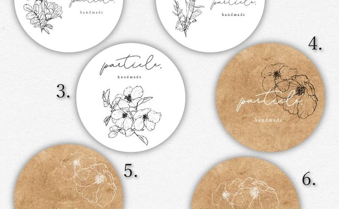 【＃37】：

縦型ショップシールでの大人気を受けて、丸型もご用意しました。繊細な線画の花モチーフ。ずっと欲しくって、今年ついに買えた素材です^^
加工と複数使いが難しくいのでなかなか商品バリエーションが増やせていないんですが、「スタンダード名刺」でも使っています(「F-」というシリーズです)。

そこはかとないヴィンテージ感、嫌みのない高級感が演出できるかも。
線にはかすれが入っていますのでご注意くださいませね。

ご注文は▶メルカリ・minne・Creemaから。プロフィール欄から飛べます♪

インスタ直売(※メルカリ価格から10％引き！ゆうちょ銀行先払い)も可能ですが、
【インスタ内で商品仕様やお値段を1から全部ご説明するお取引き】は承っておりません。
ご希望でしたらピンポイントで特定の商品用URLもお伝えできますので、必ずどこかのサイトで商品説明をご一読くださいませ。

----------﻿

直径は4cm。シールで一番人気の「ツヤあり丸型ショップシール」。﻿
商品箱の仕上げやサンキューシールにはもちろん、ノベルティにも。
﻿

※48枚：999円　から﻿
﻿
同じシリーズは﻿
#響のツヤ丸シール
﻿
---------------﻿
全商品は﻿
#hikarino_hibiki﻿
﻿
#アクセサリー台紙﻿
#ピアス台紙﻿
#ネイルチップ﻿
#ハンドメイドピアス﻿
#ハンドメイド ﻿
#ハンドメイドアクセサリー﻿
#名刺﻿
#名刺デザイン﻿
#名刺作成﻿
#アクセサリー﻿
#シールデザイン
#minneで販売中﻿
#メルカリ出品中﻿
#ショップカード﻿
#ショップシール﻿
#サンキューカード﻿
#サンキューシール﻿
#名刺オーダー﻿
#レジンピアス﻿
#レジンアクセサリー﻿
#天然石アクセサリー﻿
#お家サロン﻿
#隠れ家サロン﻿
#まつエクサロン﻿
#ハンドメイド好きさんと繋がりたい﻿
#ハンドメイド部﻿
#ハンドメイド作家