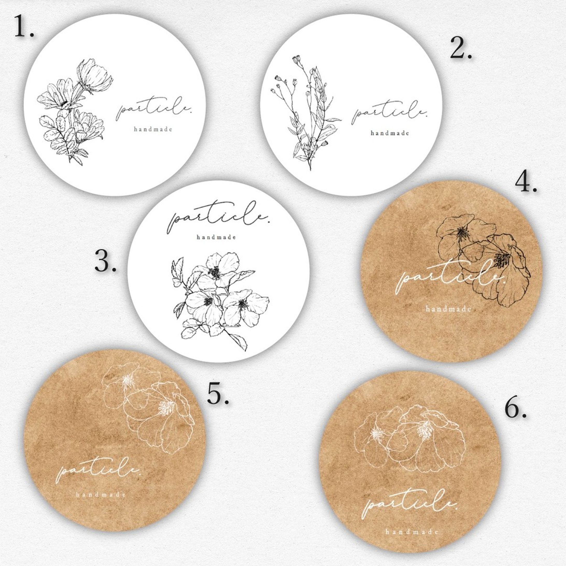 【＃37】：

縦型ショップシールでの大人気を受けて、丸型もご用意しました。繊細な線画の花モチーフ。ずっと欲しくって、今年ついに買えた素材です^^
加工と複数使いが難しくいのでなかなか商品バリエーションが増やせていないんですが、「スタンダード名刺」でも使っています(「F-」というシリーズです)。

そこはかとないヴィンテージ感、嫌みのない高級感が演出できるかも。
線にはかすれが入っていますのでご注意くださいませね。

ご注文は▶メルカリ・minne・Creemaから。プロフィール欄から飛べます♪

インスタ直売(※メルカリ価格から10％引き！ゆうちょ銀行先払い)も可能ですが、
【インスタ内で商品仕様やお値段を1から全部ご説明するお取引き】は承っておりません。
ご希望でしたらピンポイントで特定の商品用URLもお伝えできますので、必ずどこかのサイトで商品説明をご一読くださいませ。

----------﻿

直径は4cm。シールで一番人気の「ツヤあり丸型ショップシール」。﻿
商品箱の仕上げやサンキューシールにはもちろん、ノベルティにも。
﻿

※48枚：999円　から﻿
﻿
同じシリーズは﻿
#響のツヤ丸シール
﻿
---------------﻿
全商品は﻿
#hikarino_hibiki﻿
﻿
#アクセサリー台紙﻿
#ピアス台紙﻿
#ネイルチップ﻿
#ハンドメイドピアス﻿
#ハンドメイド ﻿
#ハンドメイドアクセサリー﻿
#名刺﻿
#名刺デザイン﻿
#名刺作成﻿
#アクセサリー﻿
#シールデザイン
#minneで販売中﻿
#メルカリ出品中﻿
#ショップカード﻿
#ショップシール﻿
#サンキューカード﻿
#サンキューシール﻿
#名刺オーダー﻿
#レジンピアス﻿
#レジンアクセサリー﻿
#天然石アクセサリー﻿
#お家サロン﻿
#隠れ家サロン﻿
#まつエクサロン﻿
#ハンドメイド好きさんと繋がりたい﻿
#ハンドメイド部﻿
#ハンドメイド作家-1