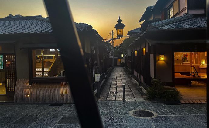 #京都#東山

細道や小道の先には必ずと言っていいほど素敵空間がある。そのほとんどが、見つけても「ほんの一部の大切な人にしか教えたくない」と勝手にに秘密基地にしてしまうのは私だけだろうか。