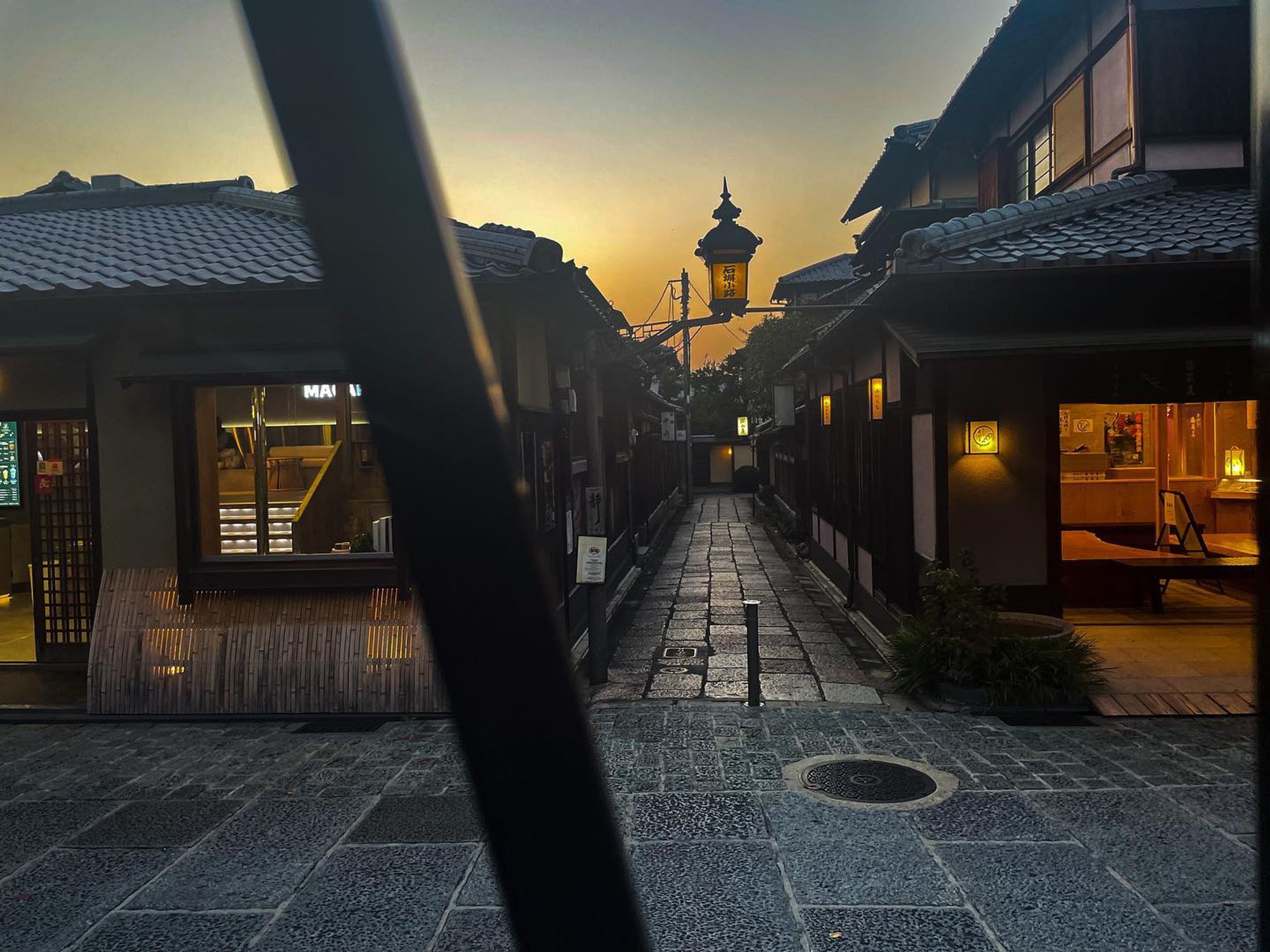 #京都#東山

細道や小道の先には必ずと言っていいほど素敵空間がある。そのほとんどが、見つけても「ほんの一部の大切な人にしか教えたくない」と勝手にに秘密基地にしてしまうのは私だけだろうか。-1