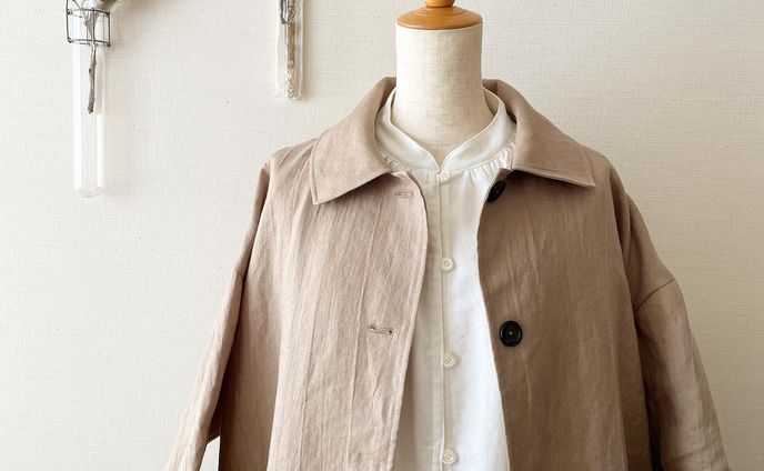 春先の羽織っていつも困るんだけど
こんな感じのベーシックなコートなら
着回しがきくかも。

リネン100%
ツイルリネン
サンドベージュ

インナーは裏起毛コットンの
ドルマンワンピース
これも羽織りOKです。

@sundaybldg.mkt 
２／19 サンデービルヂングマーケット

#リネンコート
#リネン服