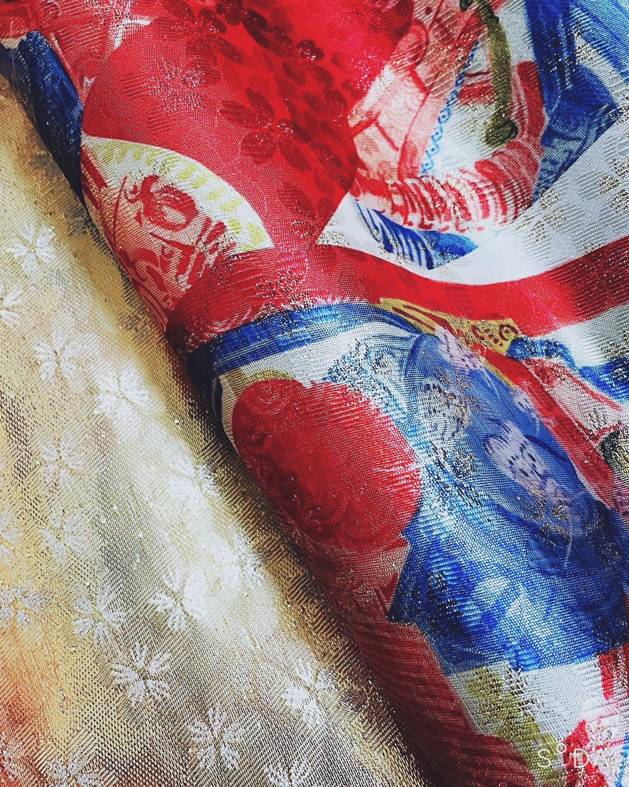 costume textile

岩絵具で描いたバイクを金襴にプリント。
桜の織り柄が光の反射で見え隠れします。

手描き、オリジナルの柄製作承っております。-1