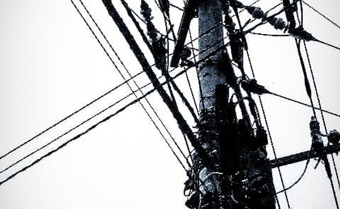 モノクロームの電柱。