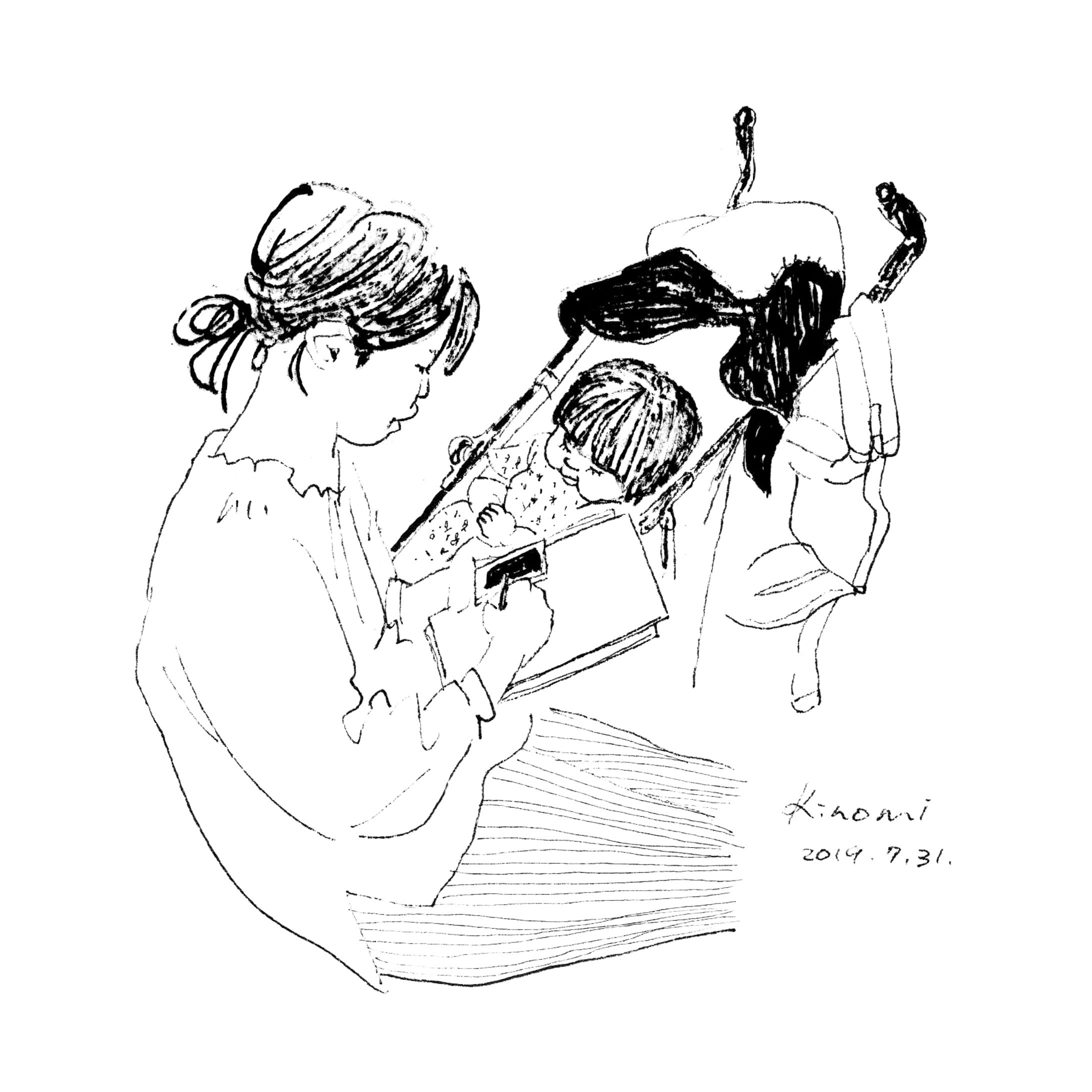 絵を描くママの横で-1