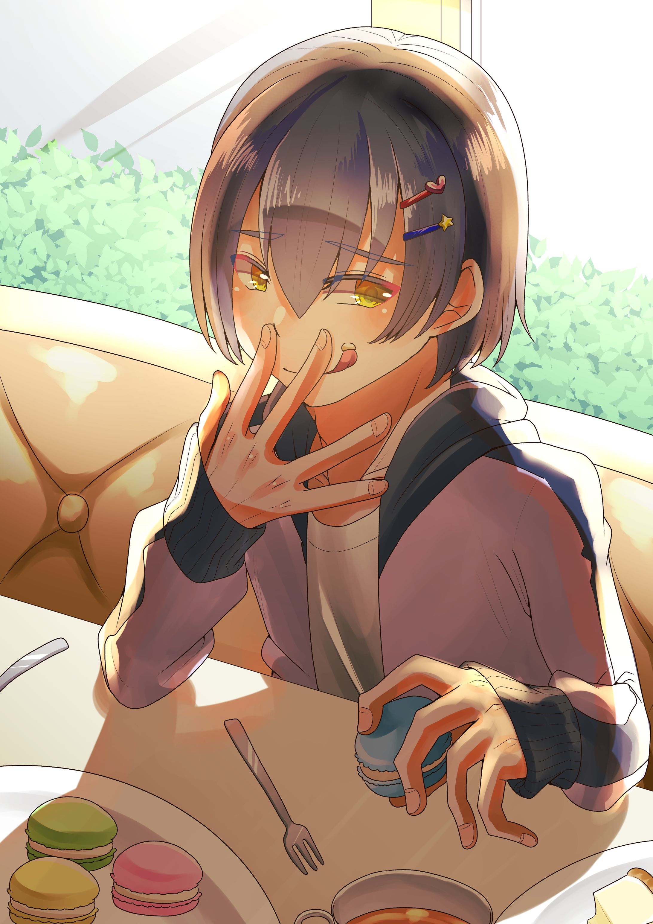 マカロン食べる男子-1