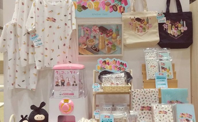 ⭐️デザインフェスタ vol55⭐️
＼＼今日から開催／／
デザフェスはずっと出てみたかったのでようやく叶って感無量です✨
ディスプレイもいい感じに出来上がりましたよ(○´∀｀○)
ブースでお待ちしてまーす✨.
.
会場∶東京ビッグサイト
期間∶2022年5月21日(土)～5月22日(日)
11:00～19:00.
.
🍀ブース🍀
西館4F J-144.
.
🍀販売予定商品🍀
ハマDecoクリアファイル A4サイズ 2種
各500円.
.
ハマDecoリングノートA5サイズ 2種
各550円.
.
デザインボールペン 4種
各350円.
.
全機種対応 手帳型スマホケースLサイズ 2種
各1,800円.
.
全機種対応 手帳型スマホケースLLサイズ 2種
各2,000円.
.
ハマDecoトートバッグ 2種
各3,500円.
.
フルグラフィックTシャツ
S・Mサイズ 4,300円
Lサイズ 4,500円.
.
ハマDecoタンブラー加湿器
3,000円.
.
ハマDecoファスナーポーチ
2,200円.
.
ハマDecoマグカップ
1,200円.
.
ハマDecoキーホルダー
700円.
.
アクリルキーホルダーガチャガチャ
1回500円.
.
※内容は予告なく変更になる場合があります※
※在庫が数個程度の商品もございます※.
.
グッズ販売だけでなくライブパフォーマンスやグルメも盛りだくさん楽しいイベントです！
ぜひ足を運んでいただけると嬉しいです✨.
.
#デザインフェスタ #デザフェス #デザインフェスタ55 #デザフェス55 #展示会 #横浜 #yokohama #ヨコハマ #みなとみらい #東京ビッグサイト #ビッグサイト #グッズ #物販 #スイーツ #イラスト #illustration #絵 #お絵描き #picture #デザイン #design #アート #art #クリエイター #イラストレーター #デザイナー #グラフィックデザイナー #イラストレーター #イラストレーターさんと繋がりたい