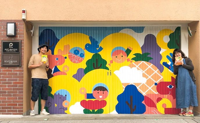 .
＼🐺ロシトロカwork🐏◎／

パインアメの【パイン株式会社】様( @pineame_pr )のシャッターアートを描かせていただきました！◎「Share candy share happiness」を テーマに、太陽の光をたっぷり浴びた「パインアメ」のイラストが誕生しましたー！☺️✨
.
.
ーーーーーーーーーーーーーーーーーーー
パイン株式会社様の「share candy share happiness」の言葉をテーマにしています。日常で誰もが目にする場所にキャンディのストーリーを描くことで、街の皆さまにパインアメの味をふと懐かしさに触れるように思い出しながら幸せをシェアしていただきたいという気持ちで制作しました。

イラストはパインアメとともに成長する自然や子どもたちを描き、動物も交えて小さなストーリーを散りばめています。青空いっぱいのパインアメの穴の向こう側から笑顔でこちらを覗く姿は、未来からの希望や幸せのあふれるメッセージとしてイメージをしました。
ーーーーーーーーーーーーーーーーーーー
.
#ロシトロカ #lositoloca
#イラスト #イラストレーション
#illust #illustration #illustrator
#illustrationworks #animal
#animalillustration 
#childrenillustration #🐺🐏
#ミューラル #ミューラルアート 
#mural #muralart 

#パインアメ #パイン株式会社 #アート 
#シャッターアート #大阪 #谷町九丁目 
#大阪市 #かわいい