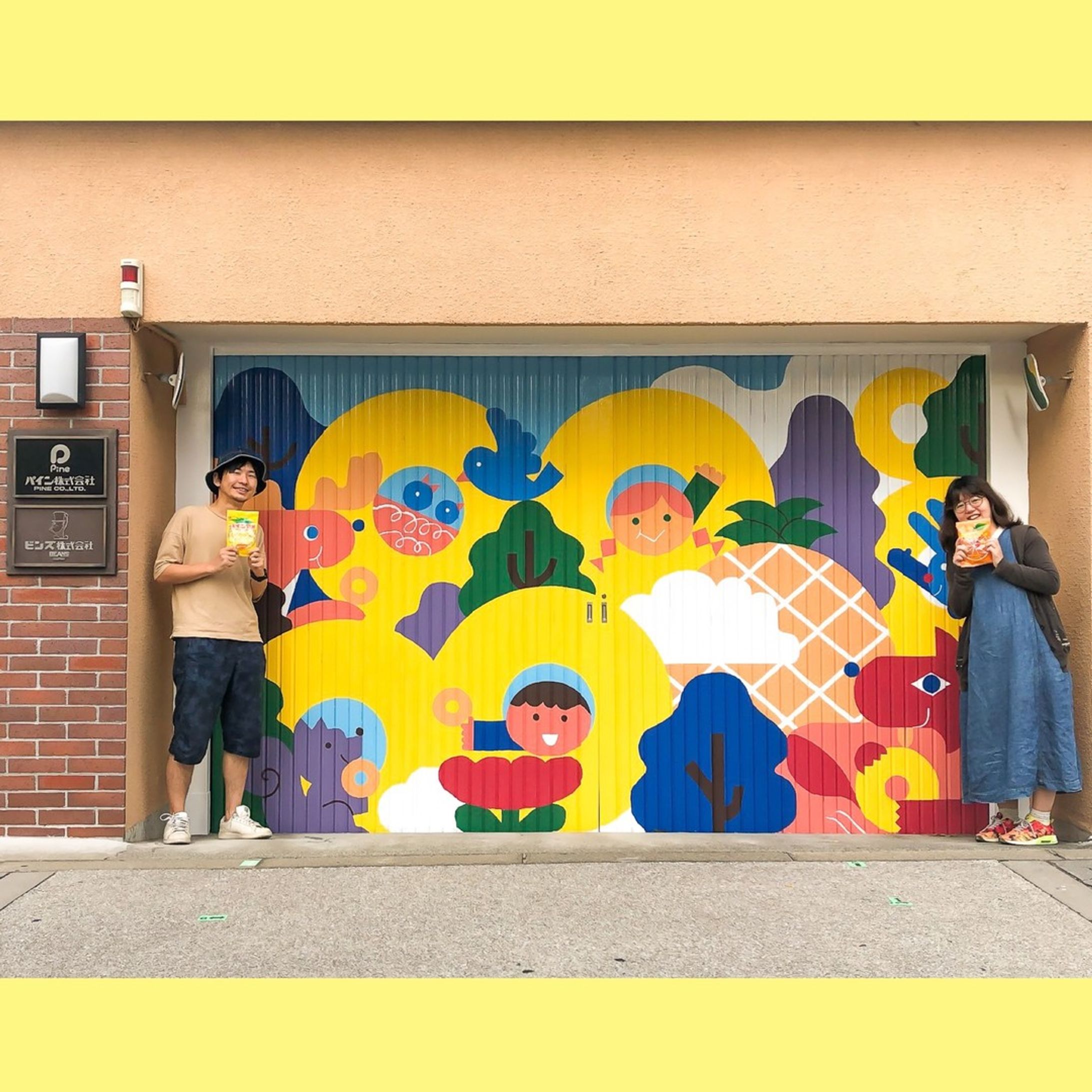 .
＼🐺ロシトロカwork🐏◎／

パインアメの【パイン株式会社】様( @pineame_pr )のシャッターアートを描かせていただきました！◎「Share candy share happiness」を テーマに、太陽の光をたっぷり浴びた「パインアメ」のイラストが誕生しましたー！☺️✨
.
.
ーーーーーーーーーーーーーーーーーーー
パイン株式会社様の「share candy share happiness」の言葉をテーマにしています。日常で誰もが目にする場所にキャンディのストーリーを描くことで、街の皆さまにパインアメの味をふと懐かしさに触れるように思い出しながら幸せをシェアしていただきたいという気持ちで制作しました。

イラストはパインアメとともに成長する自然や子どもたちを描き、動物も交えて小さなストーリーを散りばめています。青空いっぱいのパインアメの穴の向こう側から笑顔でこちらを覗く姿は、未来からの希望や幸せのあふれるメッセージとしてイメージをしました。
ーーーーーーーーーーーーーーーーーーー
.
#ロシトロカ #lositoloca
#イラスト #イラストレーション
#illust #illustration #illustrator
#illustrationworks #animal
#animalillustration 
#childrenillustration #🐺🐏
#ミューラル #ミューラルアート 
#mural #muralart 

#パインアメ #パイン株式会社 #アート 
#シャッターアート #大阪 #谷町九丁目 
#大阪市 #かわいい-1