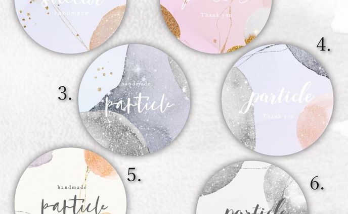 【＃40】：

台紙とともにご好評いただいております、グリッター混じりの水彩ドットモチーフ。
かわいらしさだけでなく上品さを意識しつつ、ドットの主張が文字を邪魔してしまわないよう仕上げたつもりです。とっても使いやすいですよ。
台紙もそうですが、元々はバラバラの素材を組み上げて足し引きすることで構図を作っているので、作家的には妙な達成感があるシリーズ。大変ですがww

ご注文は▶メルカリ・minne・Creemaから。プロフィール欄から飛べます♪

インスタ直売(※メルカリ価格から10％引き！ゆうちょ銀行先払い)も可能ですが、
【インスタ内で商品仕様やお値段を1から全部ご説明するお取引き】は承っておりません。
ご希望でしたらピンポイントで特定の商品用URLもお伝えできますので、必ずどこかのサイトで商品説明をご一読くださいませ。

----------﻿

直径は4cm。シールで一番人気の「ツヤあり丸型ショップシール」。﻿
商品箱の仕上げやサンキューシールにはもちろん、ノベルティにも。
﻿

※48枚：999円　から﻿
﻿
同じシリーズは﻿
#響のツヤ丸シール
﻿
---------------﻿
全商品は﻿
#hikarino_hibiki﻿
﻿
#アクセサリー台紙﻿
#ピアス台紙﻿
#ネイルチップ﻿
#ハンドメイドピアス﻿
#ハンドメイド ﻿
#ハンドメイドアクセサリー﻿
#名刺﻿
#名刺デザイン﻿
#名刺作成﻿
#アクセサリー﻿
#シールデザイン
#minneで販売中﻿
#メルカリ出品中﻿
#ショップカード﻿
#ショップシール﻿
#サンキューカード﻿
#サンキューシール﻿
#名刺オーダー﻿
#レジンピアス﻿
#レジンアクセサリー﻿
#天然石アクセサリー﻿
#お家サロン﻿
#隠れ家サロン﻿
#まつエクサロン﻿
#ハンドメイド好きさんと繋がりたい﻿
#ハンドメイド部﻿
#ハンドメイド作家