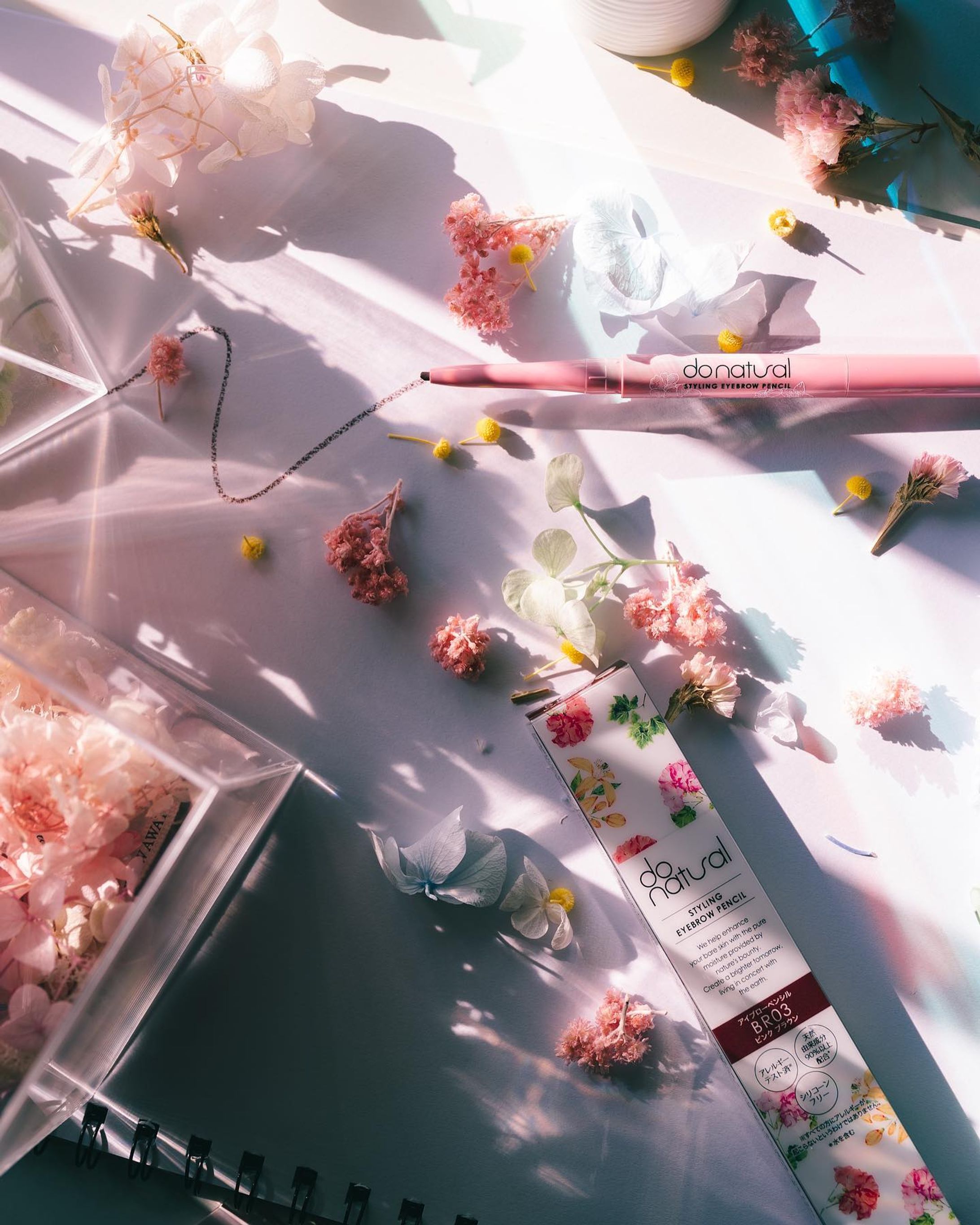 cosme𓂃❤︎
.
最近使ってるアイブロウ💖
.
このコスメライン、ほんとにパケも可愛くてしかもオーガニックで良き。
.
前にアイシャドウをPOSTしたんだけど、アイブロウペンシルもお迎え𓂃
.
9/1に発売したばっかりの
【do natural】 💖
LOFTのコスメフェスで見た人も多いのではないかしら🤔
かわいいよね💖
.
スタイリング アイブロー ペンシル、3色あるんだけどピンクブラウンを使ってます。
平たくてスルスルかけるのと、ブラシ一体型なのが私的に持ち歩きにはマストなので嬉しい。
.
繰り出し式です。
.
このライン、天然由来成分90%以上、7つの無添加でお肌への影響が考えられたオーガニックコスメなんだそう💖
.
可愛くてよき。
.
持ってるだけで上がるコスメを選びがちです。
.
.
LOFTとかでも買えるので是非チェケラして下さい💖
.
ちなみに(誰も興味がないかと思われるけど)
今回はお花ﾋﾟｶｰﾝｷﾗｰﾝﾌﾟﾘﾌﾟﾘｷｭﾝにしたかったので

アイブロウ筆頭の先端光ﾋﾟｶｰﾝと周りのお花のカラーにリンクさせたパープル、ブルー、ピンク、イエローの光の線をせっせと差し込ませたのがカメラおばさんの汗かきポイント。

フォトショ使えばいいのかもしれないけどそこはもう自分にしかわからないオコダワリとかの問題←

#ドゥーナチュラル #donatural #スタイリングアイブローペンシル #アイブロー #ペンシル #monipla #japanorganic_fan #オーガニックコスメ #サステナブルな暮らし #オーガニック #アラサーメイク #ロフト購入品 #ロフト #デパコス #ドラコス #アラサーコーデ #30代メイク #関東ママ #ワーママライフ #ブツ撮り #商品撮影 #スタイリングフォト-1