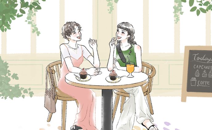 カフェで談笑する2人