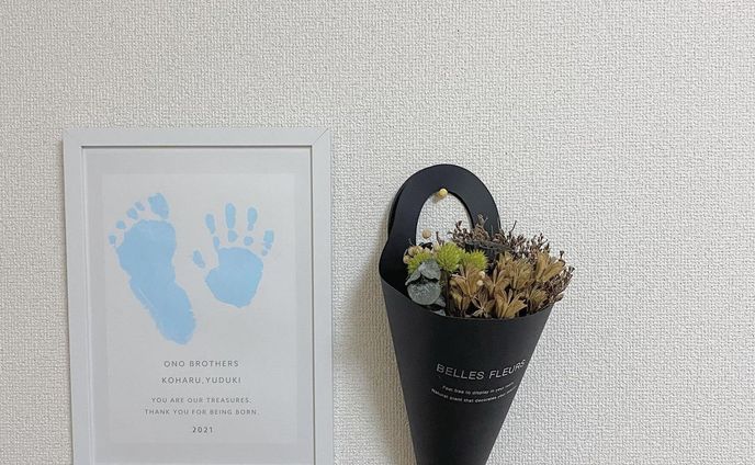 今しか残せないものを形に👣
次男はどうしても足が嫌で
手しか差し伸べてくれませんでした（笑）
家に白と青の絵の具しかなくて
この色にしましたが、黒やグレーにしても
シンプルでおうちに馴染むだろうなあ💭

#graphicdesign #オノマユデザイン #足形 #手形 #👦🏻👦🏻 #子育て #思い出 #memory #グラフィックデザイン #シンプル #シンプルデザイン