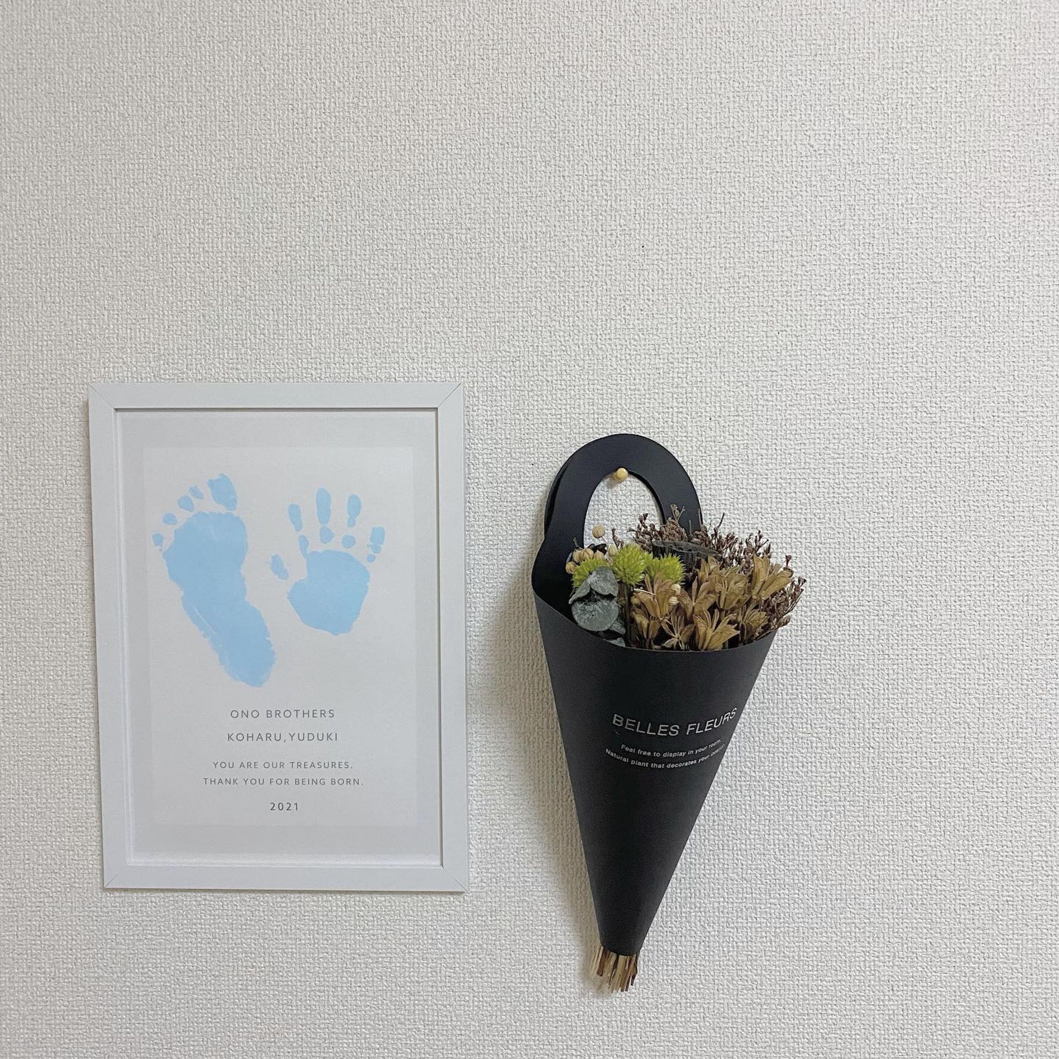 今しか残せないものを形に👣
次男はどうしても足が嫌で
手しか差し伸べてくれませんでした（笑）
家に白と青の絵の具しかなくて
この色にしましたが、黒やグレーにしても
シンプルでおうちに馴染むだろうなあ💭

#graphicdesign #オノマユデザイン #足形 #手形 #👦🏻👦🏻 #子育て #思い出 #memory #グラフィックデザイン #シンプル #シンプルデザイン-1