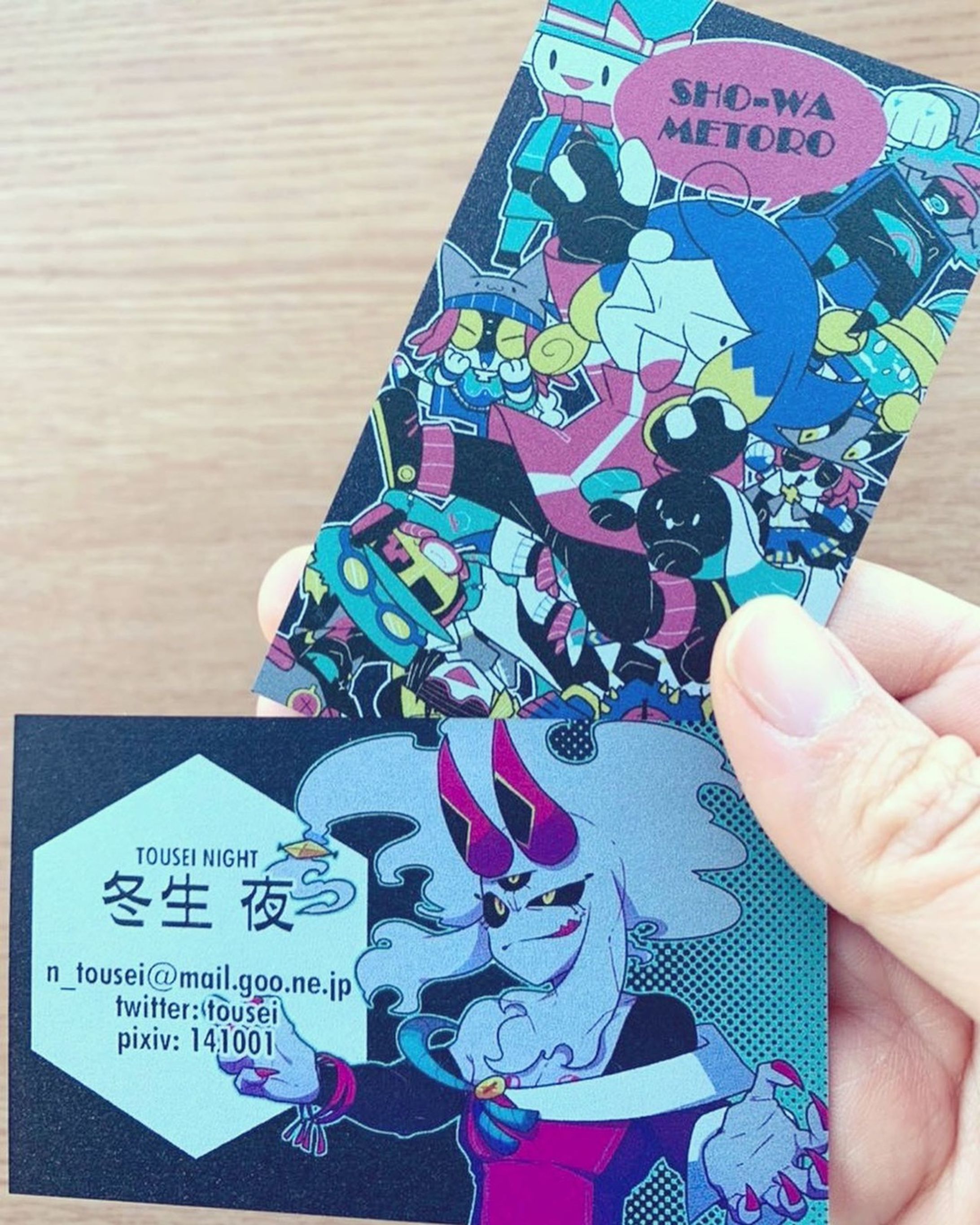 A new business card has arrived!
It glows when it hits the light✨
#illustration #イラスト #人外 #monster #characterdesign #名刺 #touseioc-1