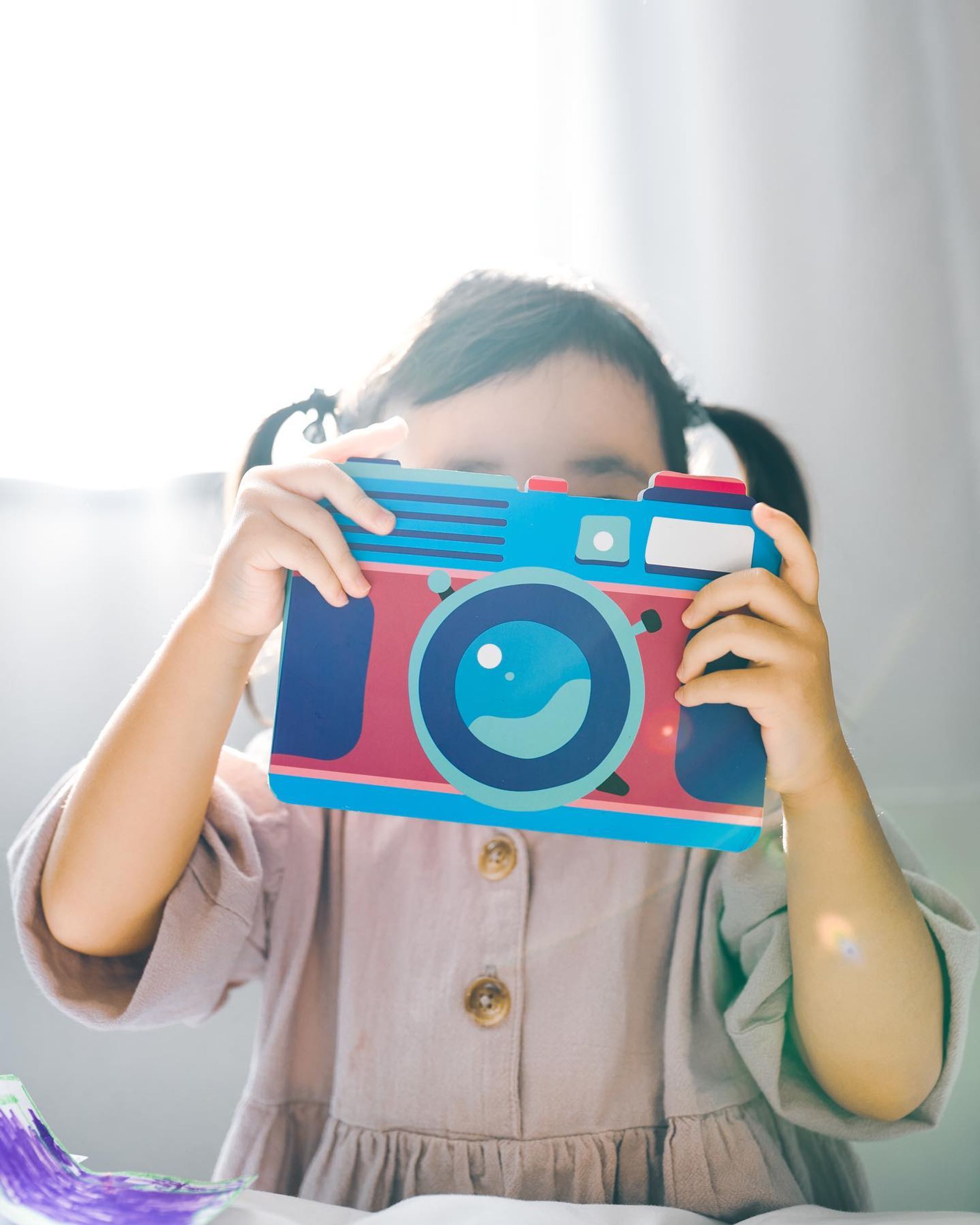 はいちーず❤︎

暇さえあれば通ってる @flyingtigerjp のカメラメモパッド。

2〜300円くらいだったと思うんだけど、ハナさんが欲しい！と言うのでついつい購入。

👶ママはいちーず、ぺしゃっと！

は決まり文句。
私は撮るとき、はいちーずって言った記憶はないのだけど

言ってるのかしら・・・🤔

#flyingtiger 
#フライングタイガー
#スケッチブック #お絵かきボード #お絵かきセット #おえかきバッグ #知育 #モンテッソーリ #おうちフォト #おうちモンテ #おうちあそび #3歳女の子 #スリコ購入品 #ダイソー新商品 #プチプラおもちゃ #娘との時間を大切に #子供との時間 #一瞬を一生の想い出に-1