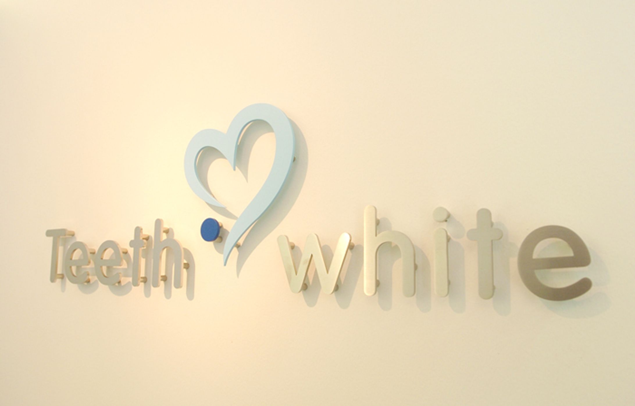Teeth white横浜：院内壁面ロゴ-1