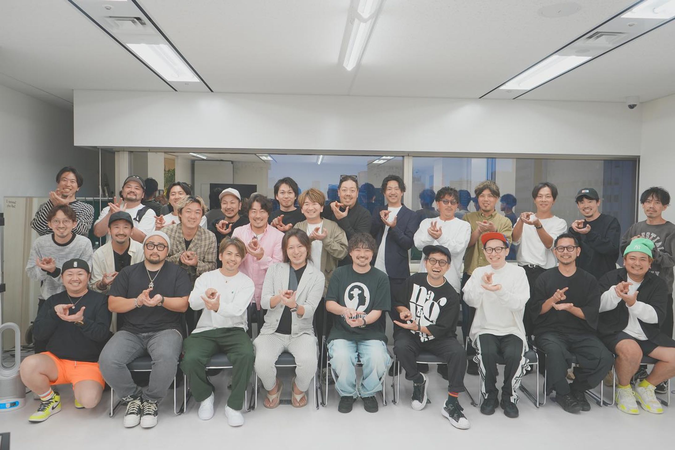 【ミツイオーナーズクラブ2023 TOKYO× NAGOYA】

東京1期生×東京2期生×東京3期生

名古屋入門編×名古屋レギュラーコース

世代とエリアを超えた経営者を「つなぐ」、ミツイオーナーズクラブ最終章を飾るオールスターセミナー。

「美容室経営者から、経営者へ」をテーマに2023年3月に田中さん（ @hiroyuki.tanaka47 ）が立ち上げた企画。

一年前、ミツイオーナーズクラブの講師を務める坂口社長（ @chainon_sakaguchi ）に出会って衝撃を受けた。

これまで自分の信じてきたものが音を立てて崩れ、井の中の蛙だと気付かされた出会いだった。

この衝撃をお世話になった名古屋エリアの経営者の方々へ届けなくてはいけないという使命感に駆られて名古屋でも企画。

40歳以下限定、スピンオフセミナーなど形を変えながら、名古屋と東京を「つなぐ」架け橋として企画をしてきた。

結果、ミツイオーナーズクラブ集大成の企画となる「ミツイオーナーズクラブ2023 TOKYO ×NAGOYA」には27名の方が参加。

名古屋から東京へ、東京から名古屋へ足を運んで学ぶ姿勢には頭が下がります。

そして、懇親会では東京と名古屋の経営者の方々のシナジーが爆発して熱量は最高潮に。

ここまでは簡単な道のりではなかったし、会社の進む方向と反する部分もあって、いばらの道だった。

血まみれになったけど、最高の光景を目に焼き付けた。

この2年間は、この瞬間の為にあった。-1