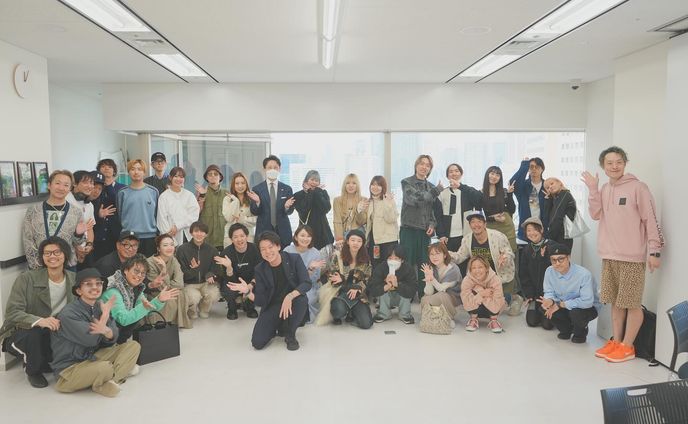 「10/31 i Phone１つでできる！はじめての動画づくりセミナー in 東京」

東京に転勤してきて10ヶ月。

1年の集大成として、期末の10月最終日に自分自身が講師を務めるセミナーを企画いたしました。

内容はコロナ禍で知識・経験ゼロの状態から始めた「動画づくり」。

自分はセンス・完成ゼロの超・左脳型人間なので、本やYouTubeから学んで一つ一つ論理的に自分の中に落とし込みました。

感性的な「動画づくり」を論理的に理解し、自分の言葉で言語化・資料化し、誰でもできるようになる再現性のあるコンテンツをつくりました。

講習費は"有料"。

開催場所は美容室がほとんどなく、美容師さんの行動範囲から外れた"天王洲アイル"。

開催日時は、関東エリアの多くの美容師さんがお休みの火曜日の朝早い"午前10時"。

講師は東京に来て10ヶ月の、無名のミツイコーポレーション社員"金丸"。
とはいえ
この条件でセミナーを開催する、自分自身の大きな挑戦でした。

お客様が集まらなかったら、社内外で恥ずかしい思いをします。

自分が東京で築き上げてきた信頼・つながりを失うかもしれません。

無料で、もっと行きやすい場所・時間で開催することで、集まらないリスクを減らすこともできました。

それでも、言い訳や逃げ道を一切なくして実力を確かめたかった。

色んな反対や否定的な意見を振り払って、「東京に行く」という選択をしたことが間違っていなかったと証明したかった。

そして、「東京に行く」きっかけを与えてくれた田中さんに成長した姿を見せたかった。

だから、リスクを背負って「挑戦」する道を選びました。

とは言え、「誰も集まらなかったらどうしよう」という不安を拭えることはなく、案内が始まりました。

不安を抱えたまま毎日申し込み状況を確認して、初めてお申し込みが入った瞬間の感動はこれまでに経験したことがないものでした。

そして1人、また1人とお申し込みが増え、最終的には「40名」の方からお申し込みを頂きました。

その光景は圧巻。

リスクを背負って挑戦をしたからこそ得られた景色でした。

セミナーにお金を払い、休日に足を運んで受講してくれること。

そして、営業がお客様に提案してくれること、お客様と共に受講してくれること。

どれも当たり前じゃないし、改めて感謝の想いでいっぱいになりました。

自分自身の初セミナーの、初めてのお客様。

一生忘れることはありません。
改めて、ありがとうございました。

セミナー案内期間中に出会った、Lond group代表・吉田牧人さんの「選んだ道が正解だ」という言葉。

「選んだ道を正解にする為に行動を起こしていく」と解釈して、これからも挑戦し続けていきます。