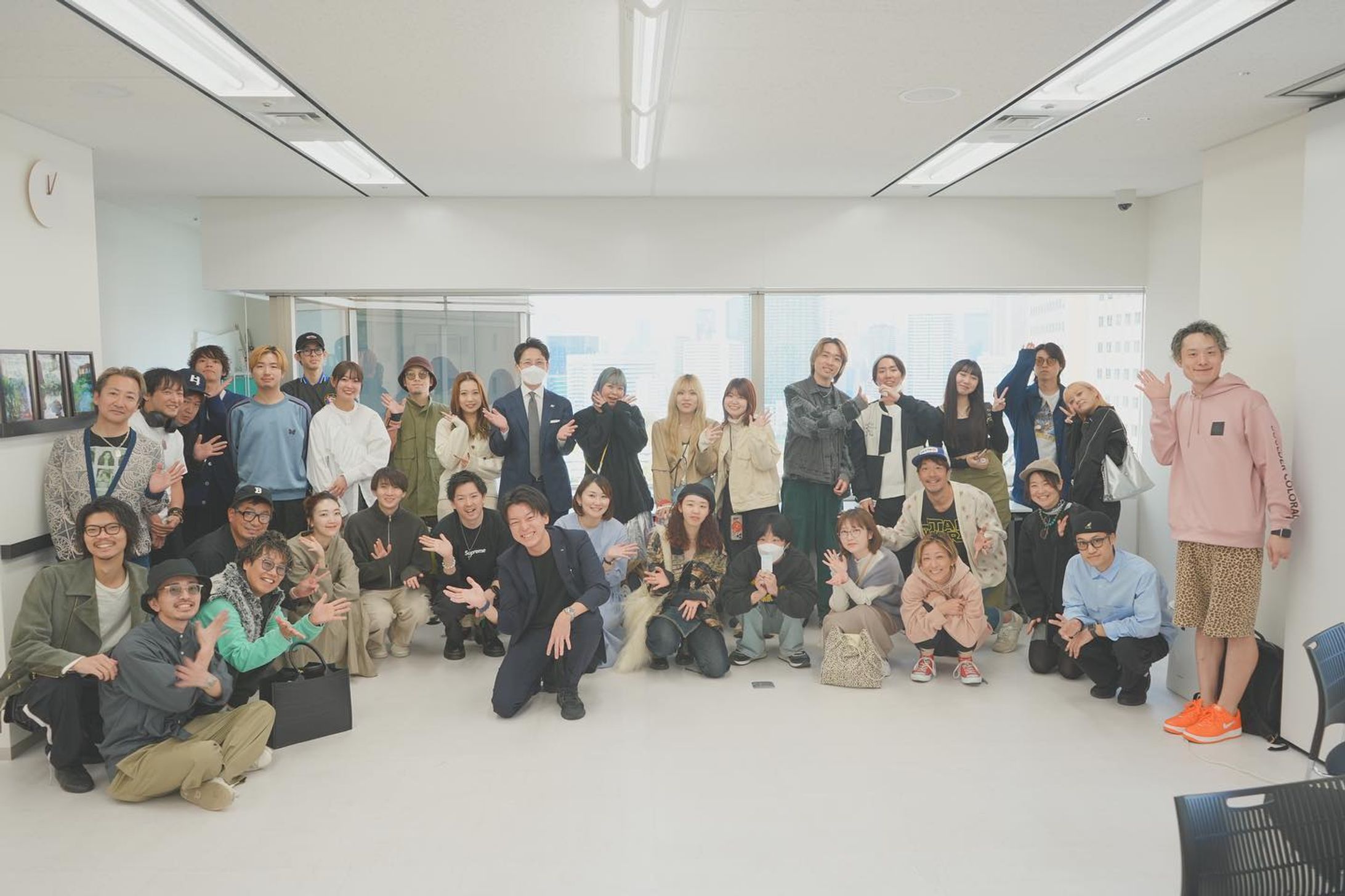 「10/31 i Phone１つでできる！はじめての動画づくりセミナー in 東京」

東京に転勤してきて10ヶ月。

1年の集大成として、期末の10月最終日に自分自身が講師を務めるセミナーを企画いたしました。

内容はコロナ禍で知識・経験ゼロの状態から始めた「動画づくり」。

自分はセンス・完成ゼロの超・左脳型人間なので、本やYouTubeから学んで一つ一つ論理的に自分の中に落とし込みました。

感性的な「動画づくり」を論理的に理解し、自分の言葉で言語化・資料化し、誰でもできるようになる再現性のあるコンテンツをつくりました。

講習費は"有料"。

開催場所は美容室がほとんどなく、美容師さんの行動範囲から外れた"天王洲アイル"。

開催日時は、関東エリアの多くの美容師さんがお休みの火曜日の朝早い"午前10時"。

講師は東京に来て10ヶ月の、無名のミツイコーポレーション社員"金丸"。
とはいえ
この条件でセミナーを開催する、自分自身の大きな挑戦でした。

お客様が集まらなかったら、社内外で恥ずかしい思いをします。

自分が東京で築き上げてきた信頼・つながりを失うかもしれません。

無料で、もっと行きやすい場所・時間で開催することで、集まらないリスクを減らすこともできました。

それでも、言い訳や逃げ道を一切なくして実力を確かめたかった。

色んな反対や否定的な意見を振り払って、「東京に行く」という選択をしたことが間違っていなかったと証明したかった。

そして、「東京に行く」きっかけを与えてくれた田中さんに成長した姿を見せたかった。

だから、リスクを背負って「挑戦」する道を選びました。

とは言え、「誰も集まらなかったらどうしよう」という不安を拭えることはなく、案内が始まりました。

不安を抱えたまま毎日申し込み状況を確認して、初めてお申し込みが入った瞬間の感動はこれまでに経験したことがないものでした。

そして1人、また1人とお申し込みが増え、最終的には「40名」の方からお申し込みを頂きました。

その光景は圧巻。

リスクを背負って挑戦をしたからこそ得られた景色でした。

セミナーにお金を払い、休日に足を運んで受講してくれること。

そして、営業がお客様に提案してくれること、お客様と共に受講してくれること。

どれも当たり前じゃないし、改めて感謝の想いでいっぱいになりました。

自分自身の初セミナーの、初めてのお客様。

一生忘れることはありません。
改めて、ありがとうございました。

セミナー案内期間中に出会った、Lond group代表・吉田牧人さんの「選んだ道が正解だ」という言葉。

「選んだ道を正解にする為に行動を起こしていく」と解釈して、これからも挑戦し続けていきます。-1