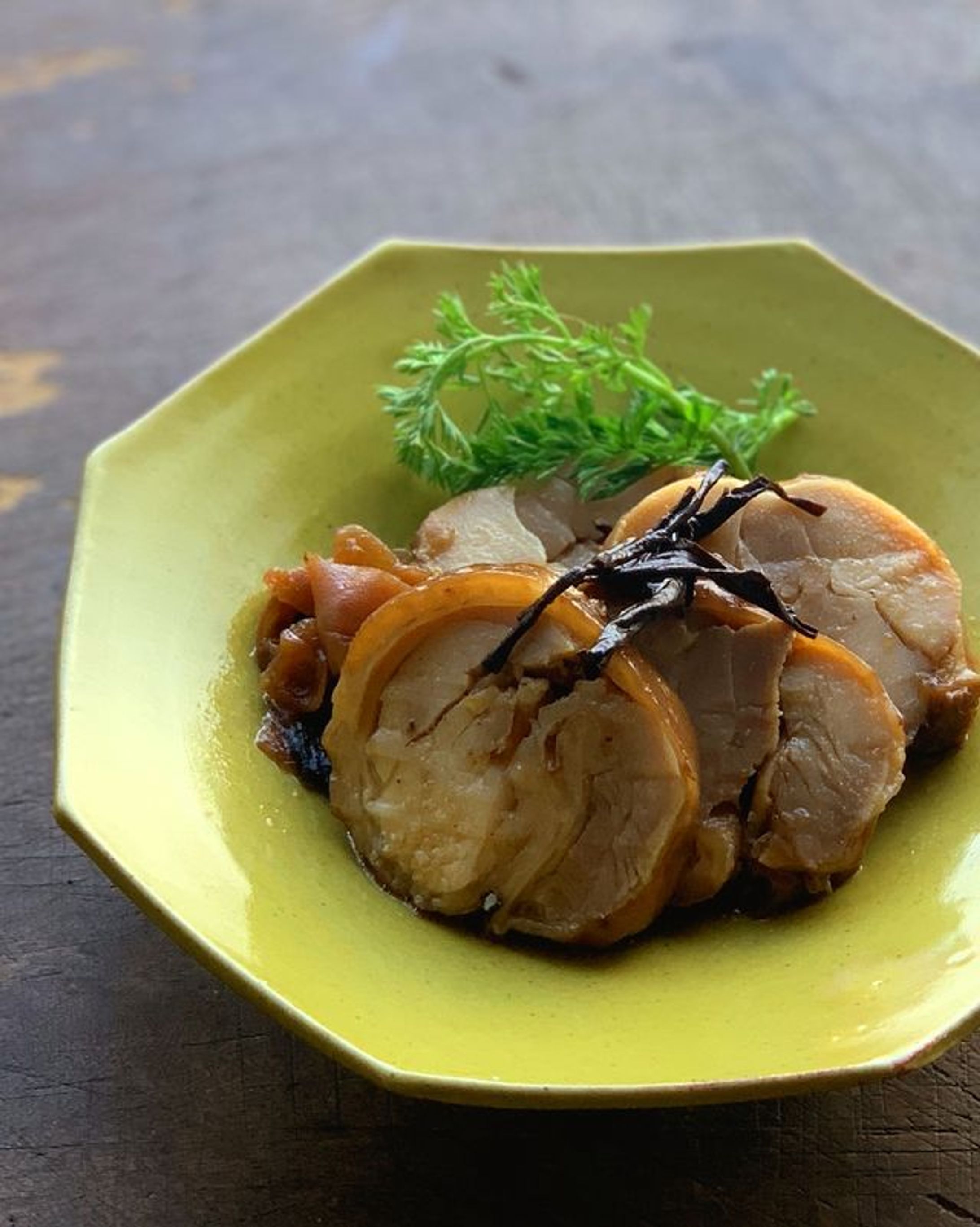 塩糀鶏のほうじ茶煮 | ELLE gourmet [エル・グルメ]-1