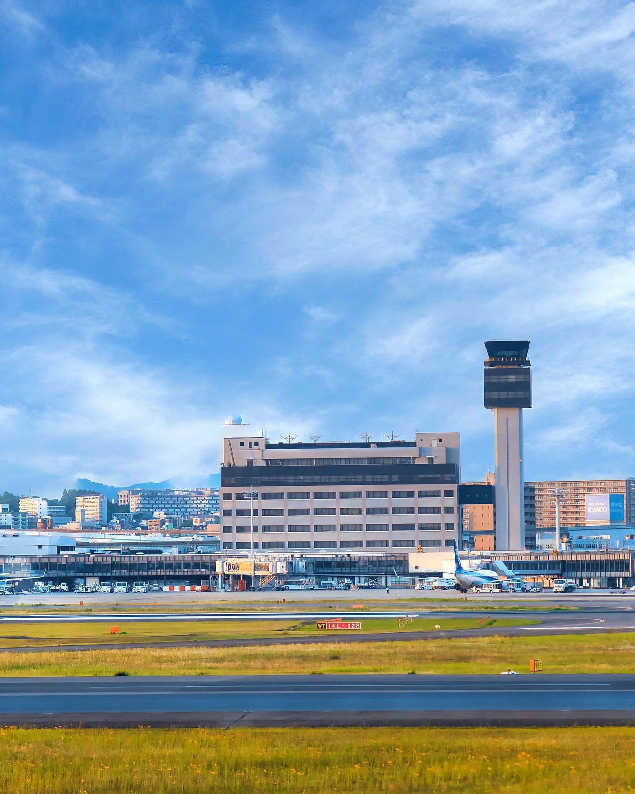 #伊丹スカイパーク 

伊丹スカイパーク公式Instagram @skypark401 

ーーーーーーーーーーーー

ご覧頂きありがとうございます
気軽にフォローして貰えると嬉しいです！

Thank you for watching.
If you like it, please follow me.

▷ @takumapictures 

ーーーーーーーーーーーーーー

LOCATION：伊丹スカイパーク
CAMERA ：SONY a7Ⅳ
LENS：TAMRON E50-400 F4.5-6.3 A067
FE：100mm
ISO：200
F値：F2.8
SS：1/400

撮影のご依頼はお気軽にDMで😊

#takumapictures 
#タクマピクチャーズ 
#飛行機好きな人と繋がりたい 
#飛行機 
#飛行機写真 
#夕暮れ 
#風景写真 
#写真好きな人と繋がりたい 
#カメラ好きな人と繋がりたい 

#japan #japantravel #japantrip #japanlife #japanphoto #japanstyle #japan_grate_view #japantravelphoto #japan_daytime_view-1