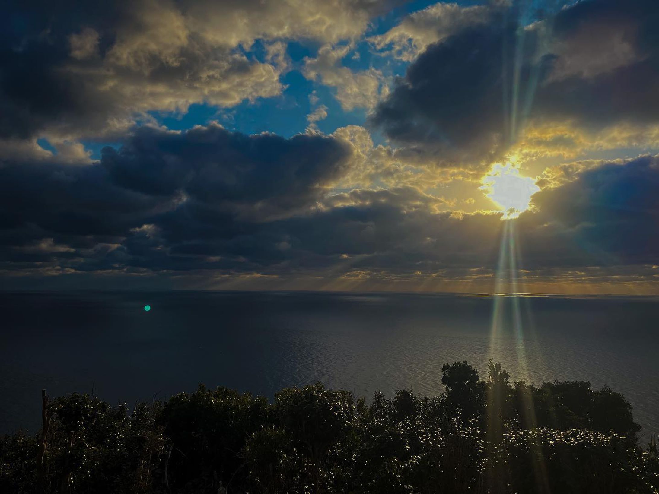 #長崎 #五島列島 #福江島 #天使のはしご 

夕陽を見に行った後に島の方から教えてもらったこと。
「この季節(冬)は海の向こうに靄がかかることが多くて、陽が落ちる瞬間はあまり目視できないんですよね。陽が落る前の方が意外と綺麗だと思います。」
日の入りの1時間ぐらい前から待機してた私、ナイス👏🏻

それにしても五島の人たちは、どこのこの時間のこの様子が良いって、ネタが出てくる出てくる🤭-1
