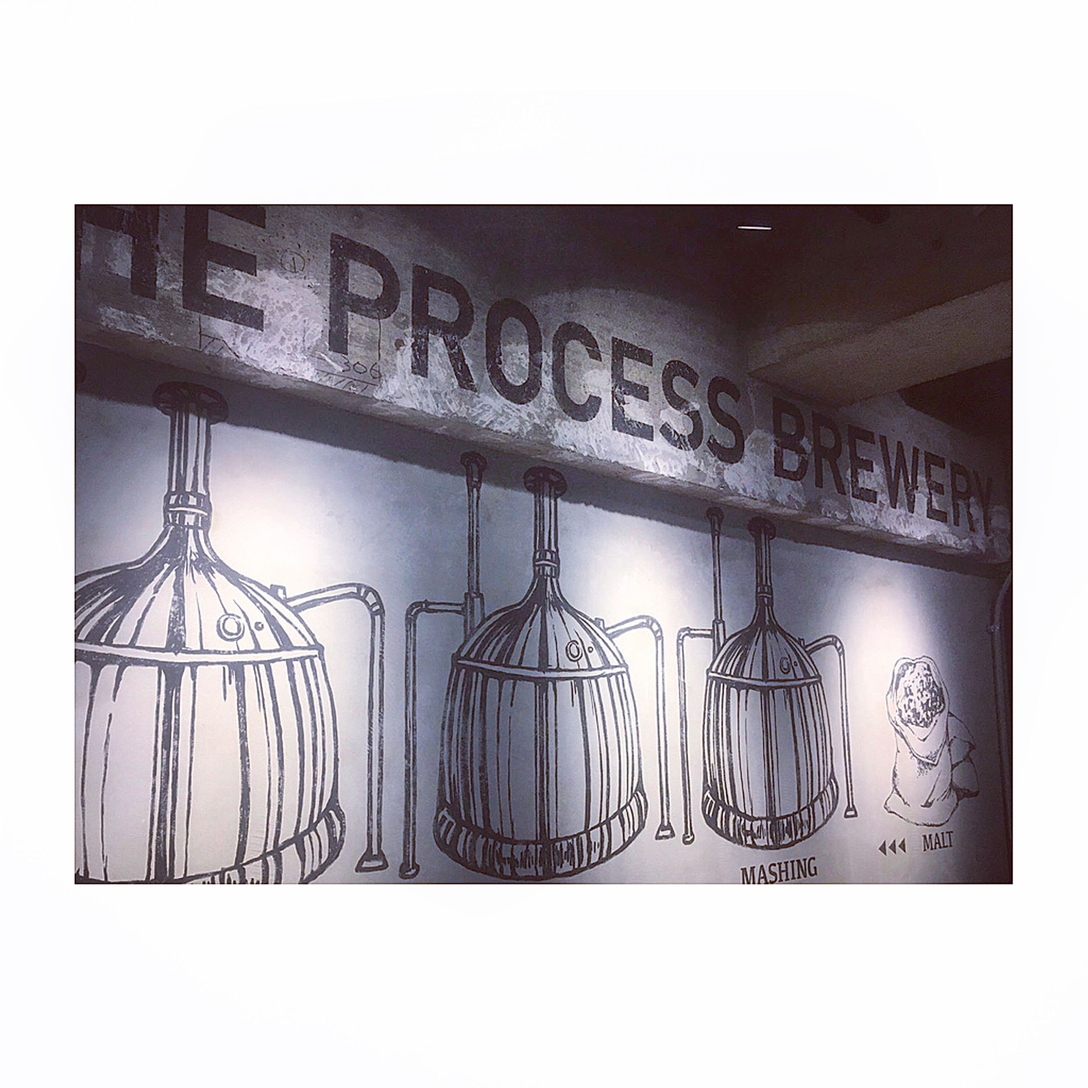 【works】

Wall graphic-design✍︎
Craft Beer shop🍺
.
.
#typography #graphicdesign #wall #design #illustration #graphic #painting-1