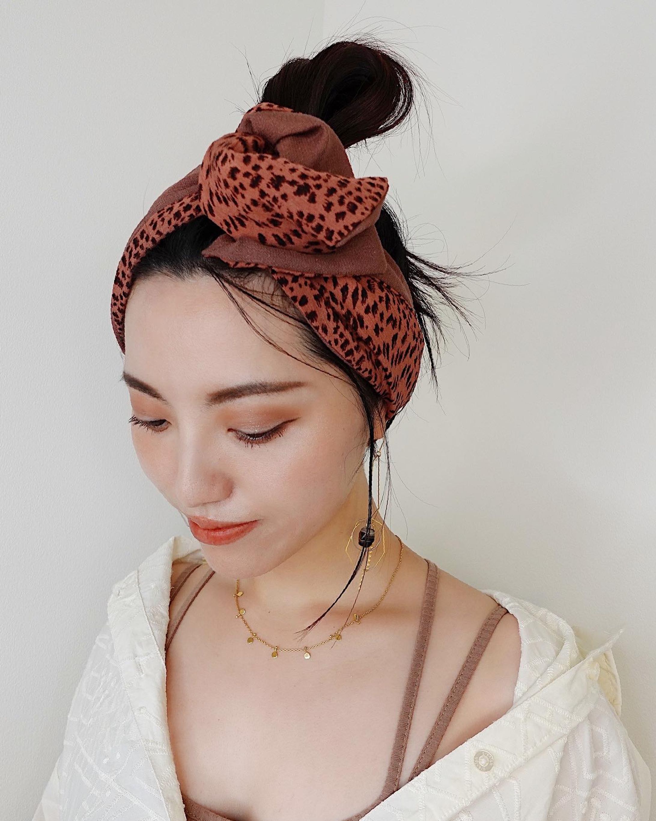 ️𝒏𝒆𝒘 𝒂𝒓𝒓𝒊𝒗𝒂𝒍〰️
♻️𝒖𝒑𝒄𝒚𝒄𝒍𝒆 𝒎𝒂𝒖𝒗𝒆 𝒑𝒊𝒏𝒌 𝒍𝒆𝒐𝒑𝒂𝒓𝒅🐆

ヴィンテージライクな色落ち感が素敵なアップサイクルのレオパード柄シャツと
ちょうど良い具合のモーヴピンクの上質なレーヨン生地を見つけたのでリバーシブルでデザインしました。

幅は今までのワイドサイズよりも約3cm広く、端先は約3.5cm広く、スカーフを巻いたようなボリューム感を出したり、サイドを織り込むと細くなったりと自由自在にアレンジ可能！端先を捻ると生地の出方も変えることが出来色々な雰囲気をお楽しみいただけます。

デイリーウェアはもちろん古着のお洋服とも相性抜群です！
レオパード柄はカジュアルに、モーヴピンクの方は綺麗めとして使い分けして下さい。

1枚あれば年中お楽しみいただけるアップサイクルのシャツを使用したQPPA®︎を是非お楽しみ下さい。
サイドはQPPA®︎オリジナルチャームがキラッと光り高級感をプラスしています。

〰️ターバンのご購入は〰️
✔︎以下のInstagramプロフィールリンク
@qppa.ii
@ii_mnm_lp

▶︎Creema 🔎QPPAで出てきます
▶︎minne 🔎QPPAで出てきます
💌ご購入方法が分からない場合はDMにてお尋ね下さい♡

.
.
.
.
#キュッパ #着せ替えターバン#エスニック #着せ替えターバン #日本製 #madeinjapan  #ターバンアレンジ #ターバン #ターバンヘア #ターバンコーデ #ヘアアレンジ #ヘアアクセサリー #ヘアアクセ #ヘアバンド#海 #湘南スタイル #茅ヶ崎市 #茅ヶ崎 #ヘアケアグッズ #時短ヘアアレンジ #ワイヤーターバン#アップサイクル #レオパード #モーヴピンク-1