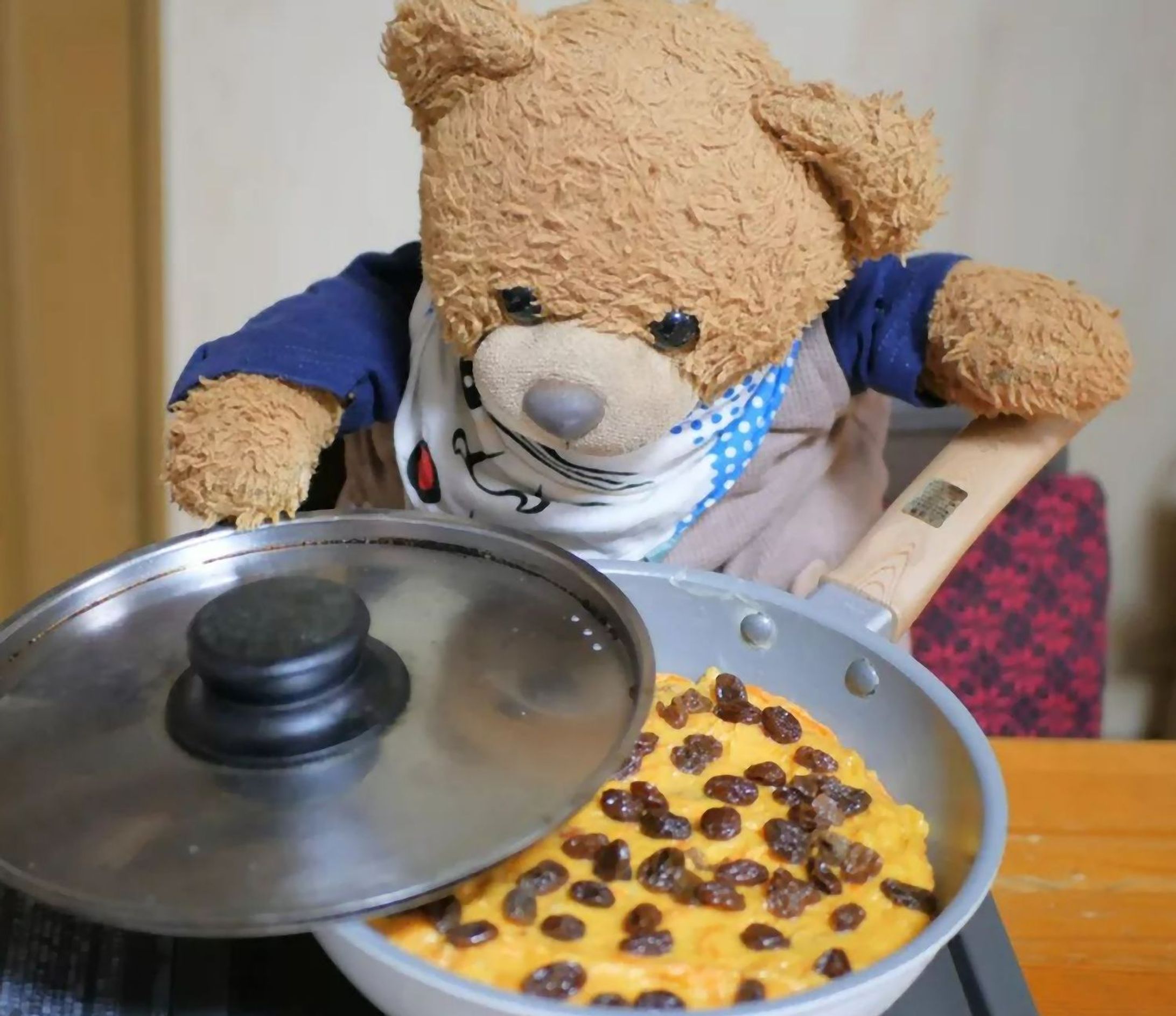 包丁で刻むキャベツが、フライパンの炒めものが…宙に！　鮮やかな手付きで料理する「くま」インスタが大人気　投稿者の主婦に聞いた制作の舞台裏-1