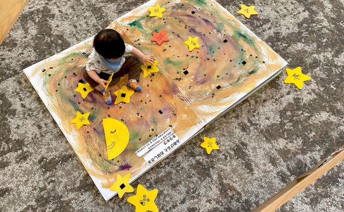大きなしかけ絵本を作りました！😊📘🌟

夏休み個展イベント『こどもとしょてん』のエリアのひとつ。こどもが入りこめるような大きな本に、ジャングルをテーマにいきものや自然のモチーフで遊べる仕掛けを詰め込みました☺️みんなどんどん遊んでスタンプをゲットしてね！
.
.
.
ーーーーーーーーーーー
和歌山市民図書館3周年イベント ( @wakayama_civic_lib )
ロシトロカ企画
『こどもとしょてん〜サマーブックアドベンチャー〜』
和歌山市民図書館4F「こどもとしょかん」
7/21(金)〜31(月)
9:00〜21:00 最終日17:00

グッズ販売　
蔦屋書店　7/1(土)〜31(月)
ーーーーーーーーーーー
冒険の地図を片手に、こどもとしょかんに隠された5つの宝を探すイベントです。お気に入りの本を探しながらスタンプを集めよう！

#ロシトロカ #lositoloca
#イラスト #イラストレーション
#illust #illustration #illustrator
#illustrationworks #animal
#animalillustration 
#childrenillustration #🐺🐏
#和歌山市民図書館 #夏休み #summer #wakayamaciviclibrary #イベント #スタンプラリー #しかけ絵本 #picturebooks #picturebookart #こどもとしょかん #こどもとしょてん