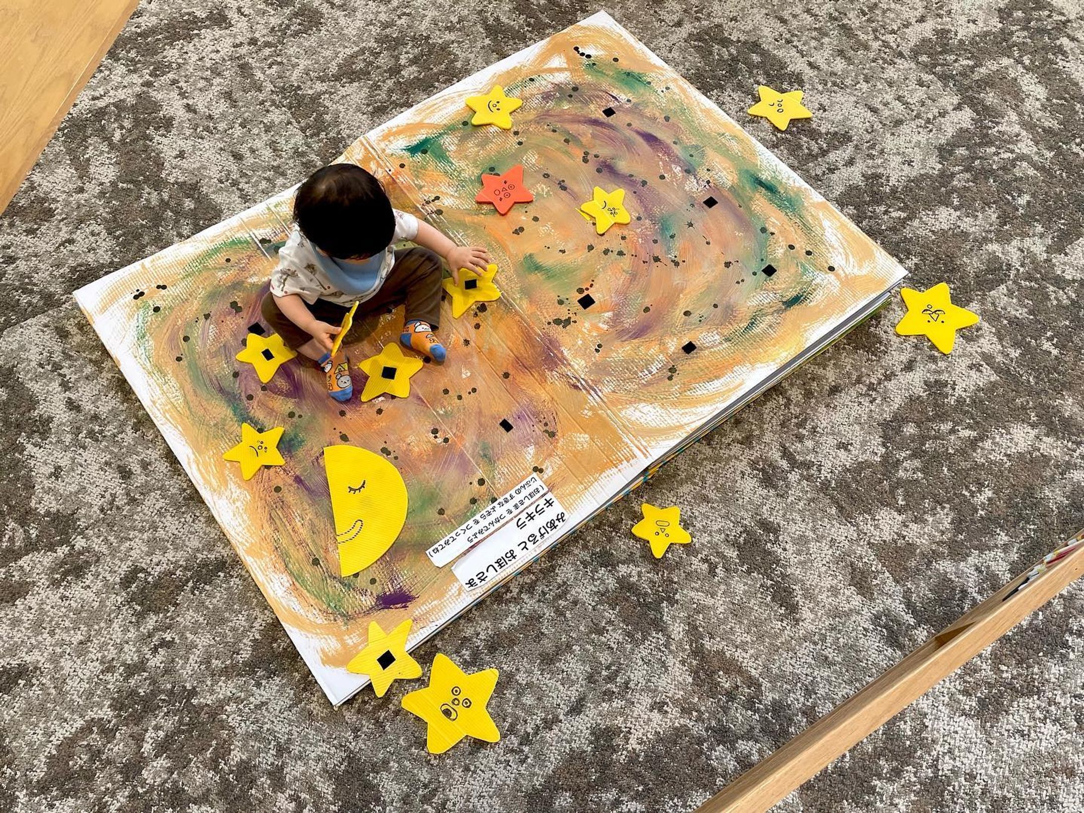 大きなしかけ絵本を作りました！😊📘🌟

夏休み個展イベント『こどもとしょてん』のエリアのひとつ。こどもが入りこめるような大きな本に、ジャングルをテーマにいきものや自然のモチーフで遊べる仕掛けを詰め込みました☺️みんなどんどん遊んでスタンプをゲットしてね！
.
.
.
ーーーーーーーーーーー
和歌山市民図書館3周年イベント ( @wakayama_civic_lib )
ロシトロカ企画
『こどもとしょてん〜サマーブックアドベンチャー〜』
和歌山市民図書館4F「こどもとしょかん」
7/21(金)〜31(月)
9:00〜21:00 最終日17:00

グッズ販売　
蔦屋書店　7/1(土)〜31(月)
ーーーーーーーーーーー
冒険の地図を片手に、こどもとしょかんに隠された5つの宝を探すイベントです。お気に入りの本を探しながらスタンプを集めよう！

#ロシトロカ #lositoloca
#イラスト #イラストレーション
#illust #illustration #illustrator
#illustrationworks #animal
#animalillustration 
#childrenillustration #🐺🐏
#和歌山市民図書館 #夏休み #summer #wakayamaciviclibrary #イベント #スタンプラリー #しかけ絵本 #picturebooks #picturebookart #こどもとしょかん #こどもとしょてん-1