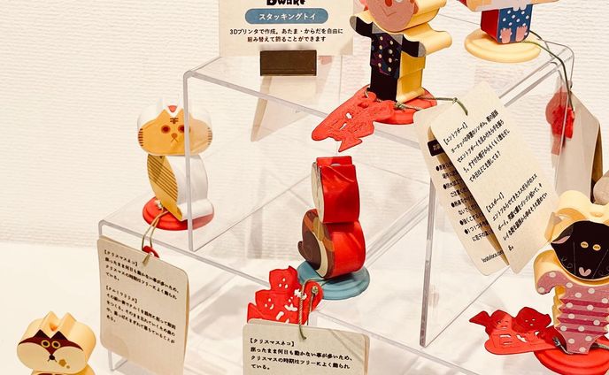 「ちいさなおくりもの展」始まっています☺️
ロシトロカはチームで作った3Dプリンターの置物やおもちゃを中心に参加しています。スタッキングトイはかわいいタグやキャラクターのストーリーカード付きになりました✨ぜひお楽しみください♫

クリスマスにピッタリな小物やお菓子がいっぱい🎄贈り物用や自分用にちいさなおくりものはいかがですか？
.
.
.
gallery&cafe AQUA( @gallerycafe_aqua )
グループ展『ちいさなおくりもの展』
－－－－－－－－－－－－－－
12月19日(火)ー12月24日(日)
10:00〜17:00
－－－－－－－－－－－－－－

ロシトロカドワーフはチームで
3Dのおもちゃや雑貨を制作しています。
●LositolocaDWARF 
( @lositolocadwarf )
.
.
#ロシトロカ #lositoloca #チェドックザッカストア #オモチャ #知育玩具  #3Dプリンター #キャラクター #lositolocadwarf #クリスマス #christmas #クリスマスイブ #人形 #グループ展 #gallery&cafeaqua #🤖