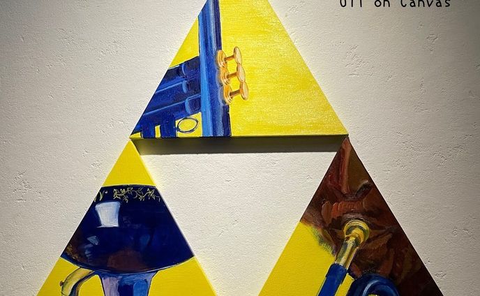 【展示作品紹介】
“Triangle ”
Oil on Canvas 3small triangles

マイルスデイビスの吹いていた種類のトランペットを参考に描きました。
マウスピースと口元が一体となって、楽器から出る音が演奏者の声であることに想いを馳せました。

人に息が吹き込まれて人間となったという創世記のお話しを思い出します。

✰ ✰ ✰

【展示案内】
ジャズという音楽が好き。
それとともにスモーキーなウィスキーを飲むのが好き。

今回はマイルスデイビスの晩年のライブ曲「Wrinkle(リンクル)をきっかけとして、自分の好きな音楽とお酒の出会いを丸、三角のキャンバスに油彩で描きました。

リラックスした時間を音楽とともにお楽しみください。

開催場所：カフェ&マルシェ　ソレカラ
〒171-0032 東京都豊島区雑司ヶ谷3-16-2
tel:070-3537-0335
開催日時：2023年5月19日(金)〜6月4日(日)
営業時間：水曜日～金曜日12:00~18:00 土・日曜日12:00~18:00
定休日:月曜日・火曜日

✰ ✰ ✰

林美蘭在廊予定
5月24日水曜日11:00-13:00
6月1日木曜日12:00ー16:00

それ以外でも行くつもりでいますので個別にお問い合わせくださいませ。

林美蘭　略歴
2007年に初の個展を銀座Oギャラリーにて開催以来、
国内、国外で展示経験が多数
アートチームSocial Art Cerators のリーダーアーティストとしてアートイベントの企画運営

#miranart 
#林美蘭
#art
#contemporaryartist #figurativeart 
#feminismart
#oilpainting 

#展示会 
#アート展
#アート
#油絵
#絵画 
#個展 
#個展情報 
#ウィスキー
#マイルスデイビス
#milesdavis 
#ジャズ
#三角
#トランペット
#楽器
#音楽
#music##jazz