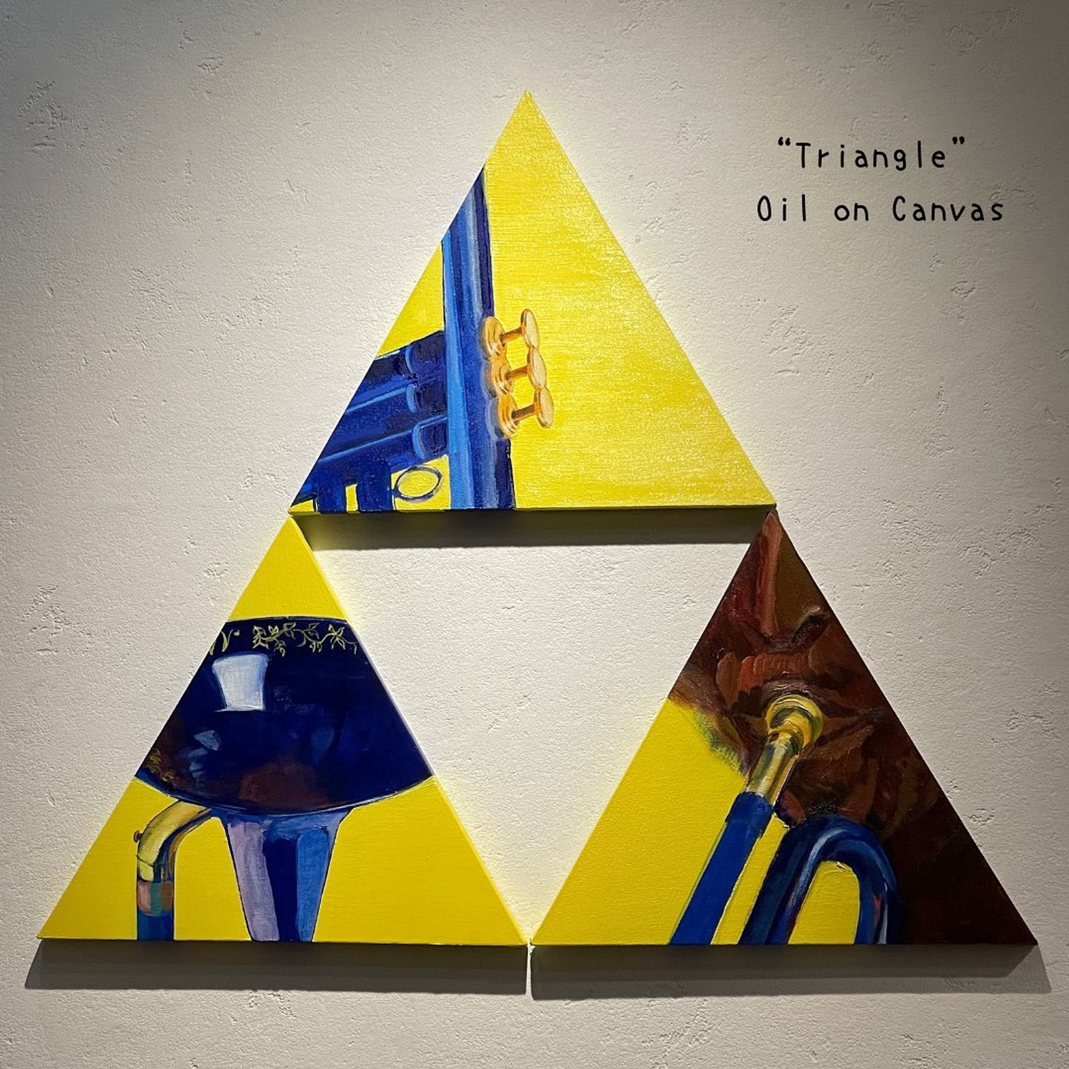 【展示作品紹介】
“Triangle ”
Oil on Canvas 3small triangles

マイルスデイビスの吹いていた種類のトランペットを参考に描きました。
マウスピースと口元が一体となって、楽器から出る音が演奏者の声であることに想いを馳せました。

人に息が吹き込まれて人間となったという創世記のお話しを思い出します。

✰ ✰ ✰

【展示案内】
ジャズという音楽が好き。
それとともにスモーキーなウィスキーを飲むのが好き。

今回はマイルスデイビスの晩年のライブ曲「Wrinkle(リンクル)をきっかけとして、自分の好きな音楽とお酒の出会いを丸、三角のキャンバスに油彩で描きました。

リラックスした時間を音楽とともにお楽しみください。

開催場所：カフェ&マルシェ　ソレカラ
〒171-0032 東京都豊島区雑司ヶ谷3-16-2
tel:070-3537-0335
開催日時：2023年5月19日(金)〜6月4日(日)
営業時間：水曜日～金曜日12:00~18:00 土・日曜日12:00~18:00
定休日:月曜日・火曜日

✰ ✰ ✰

林美蘭在廊予定
5月24日水曜日11:00-13:00
6月1日木曜日12:00ー16:00

それ以外でも行くつもりでいますので個別にお問い合わせくださいませ。

林美蘭　略歴
2007年に初の個展を銀座Oギャラリーにて開催以来、
国内、国外で展示経験が多数
アートチームSocial Art Cerators のリーダーアーティストとしてアートイベントの企画運営

#miranart 
#林美蘭
#art
#contemporaryartist #figurativeart 
#feminismart
#oilpainting 

#展示会 
#アート展
#アート
#油絵
#絵画 
#個展 
#個展情報 
#ウィスキー
#マイルスデイビス
#milesdavis 
#ジャズ
#三角
#トランペット
#楽器
#音楽
#music##jazz-1