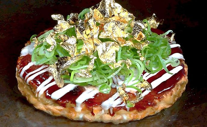 焼きたてのお好み焼の上で踊るのはカツオ節ではなく…「金の豚玉」が大阪・関西万博に登場　気になるお値段は…？