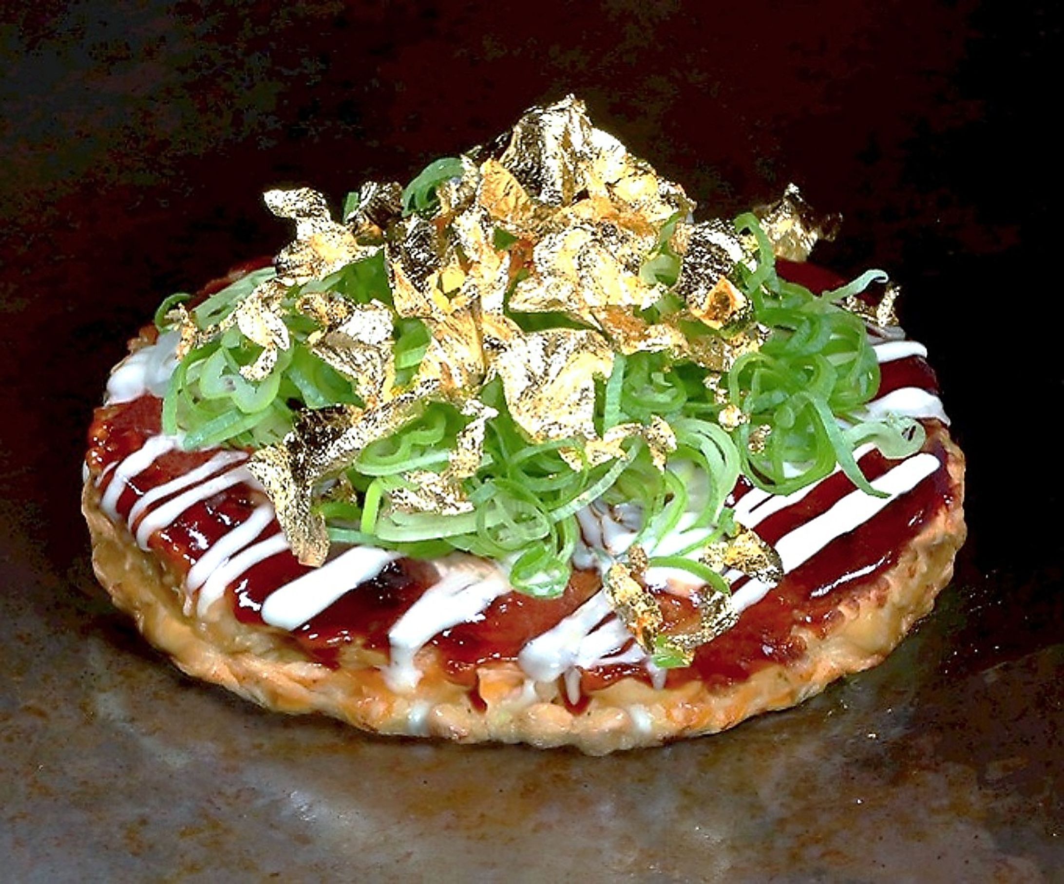 焼きたてのお好み焼の上で踊るのはカツオ節ではなく…「金の豚玉」が大阪・関西万博に登場　気になるお値段は…？-1