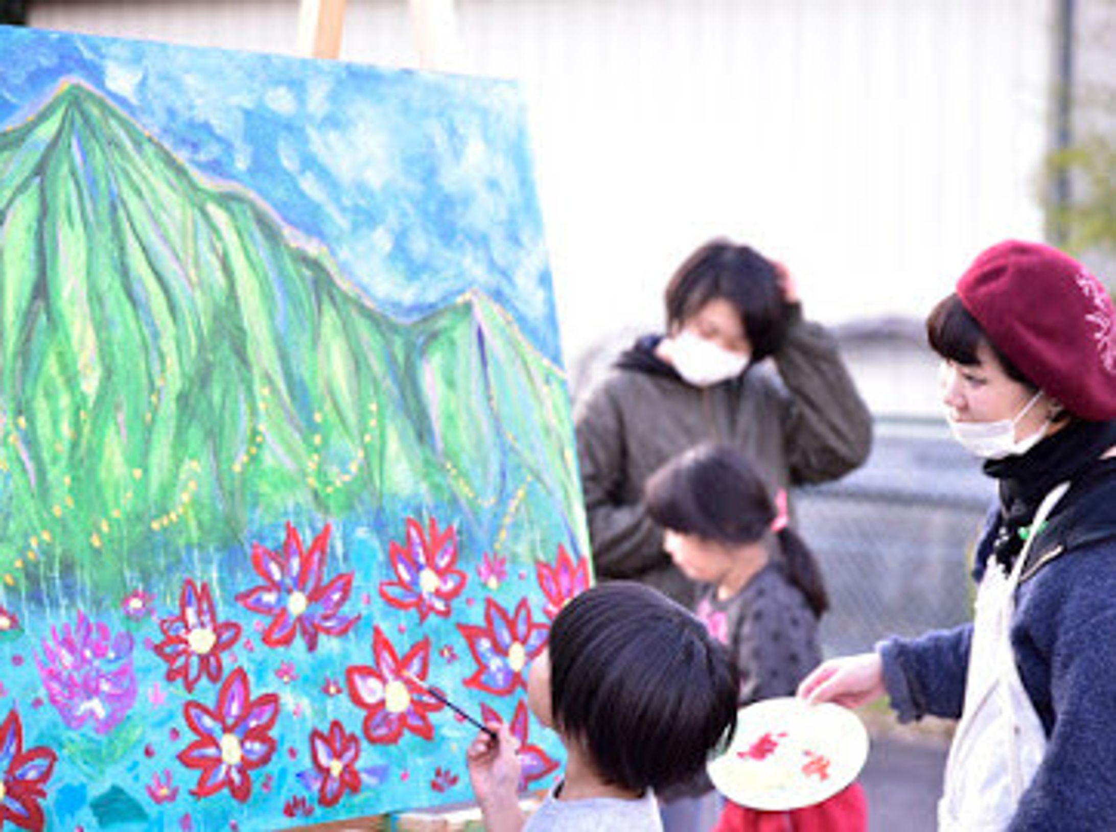アート活動子供達と絵を描く-1