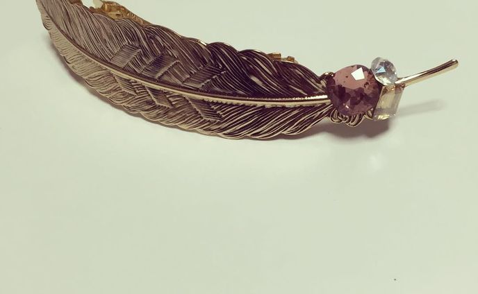 .
feather barrette【フェザーバレッタ】
シンプルなままじゃ物足りず 
結局スワロ乗せちゃうっていう。
それでもまだ物足りず。笑
・
でも着けるの楽しみ♡
イヤリングも実はある。笑
#ハンドメイド#ハンドメイドアクセサリー#アクセサリー#バレッタ#手作り#羽根#スワロ#スワロフスキー#yUu*#オーダーお受け致します#シンプル#ヘアアレンジ#ヘア#ヘアアクセサリー#ヘアアクセ#ヘア小物#雑貨#handmade#accessory#handmadeaccessory#barrette#order#simple#feather#hair#hairarrange#minne#creema