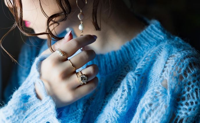 【大人女子につけて欲しいご褒美ジュエリー】

お気に入りの組み合わせ。
ざっくりニットとか、ボーイフレンドデニムとか

シンプルカジュアルなコーデには、レディに見えるジュエリーでバランスをとりたいお年頃です𖧷

私は手が小さくて、ぷっくりしてて子供がそのまま大きくなったような手元なんですが

あまりウェーブやVのリングを好みません。
指が綺麗に見えるのはわかるんだけど、重ね付けに制限が出やすいのと

Vでぴったり重なりすぎると、せっかくの石の光の反射を遮ってしまうので

もったいないなぁと感じてしまうから。

私のような指でも、重ね付けで綺麗に見せるには

手元のリングの付け方にジグザグに動きを作ってあげること。
人差し指は動きとボリュームのあるリング、中指はシンプルに細く、薬指は重ね付けでまたボリュームを出して。というふうに。

視覚情報に動きがでるので、目の錯覚が起きやすいです。

そんな私の目下のお気に入りは3ctのモアサナイトジュエリー。

20代の頃だと似合わなかったかもしれない、3ct。

歳と経験を重ねた30代、やっとつけられるようになった大きさかなと感じます。

モアサナイト独特の虹色の光がゴールドによくあう❤︎

手元がキラキラだと、間違いなく心も華やかになりますね❤︎

なんとこちらクーポンコードで20パーセントオフになるので、ぜひぜひ自分へのクリスマスギフトにもご検討下さい！

@flabojewelry のジュエリー、コーティングタイプはかけ直しもできるので安心です❤︎

【クーポンコード】
hana_yaya_m20

#flabojewelry #sustainabilityisfine
#モアサナイト #ご褒美ジュエリー #アラサーコーデ #ニットコーデ #クリスマスコフレ #サステナブルな暮らし #アラサー女子