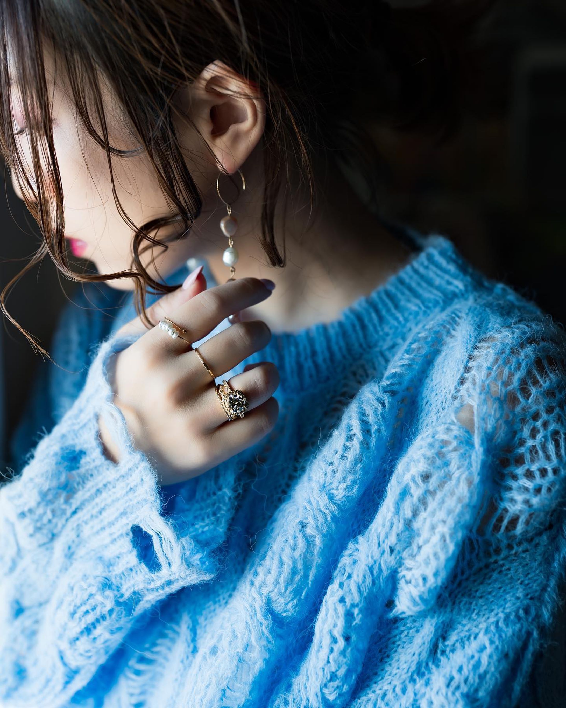 【大人女子につけて欲しいご褒美ジュエリー】

お気に入りの組み合わせ。
ざっくりニットとか、ボーイフレンドデニムとか

シンプルカジュアルなコーデには、レディに見えるジュエリーでバランスをとりたいお年頃です𖧷

私は手が小さくて、ぷっくりしてて子供がそのまま大きくなったような手元なんですが

あまりウェーブやVのリングを好みません。
指が綺麗に見えるのはわかるんだけど、重ね付けに制限が出やすいのと

Vでぴったり重なりすぎると、せっかくの石の光の反射を遮ってしまうので

もったいないなぁと感じてしまうから。

私のような指でも、重ね付けで綺麗に見せるには

手元のリングの付け方にジグザグに動きを作ってあげること。
人差し指は動きとボリュームのあるリング、中指はシンプルに細く、薬指は重ね付けでまたボリュームを出して。というふうに。

視覚情報に動きがでるので、目の錯覚が起きやすいです。

そんな私の目下のお気に入りは3ctのモアサナイトジュエリー。

20代の頃だと似合わなかったかもしれない、3ct。

歳と経験を重ねた30代、やっとつけられるようになった大きさかなと感じます。

モアサナイト独特の虹色の光がゴールドによくあう❤︎

手元がキラキラだと、間違いなく心も華やかになりますね❤︎

なんとこちらクーポンコードで20パーセントオフになるので、ぜひぜひ自分へのクリスマスギフトにもご検討下さい！

@flabojewelry のジュエリー、コーティングタイプはかけ直しもできるので安心です❤︎

【クーポンコード】
hana_yaya_m20

#flabojewelry #sustainabilityisfine
#モアサナイト #ご褒美ジュエリー #アラサーコーデ #ニットコーデ #クリスマスコフレ #サステナブルな暮らし #アラサー女子-1