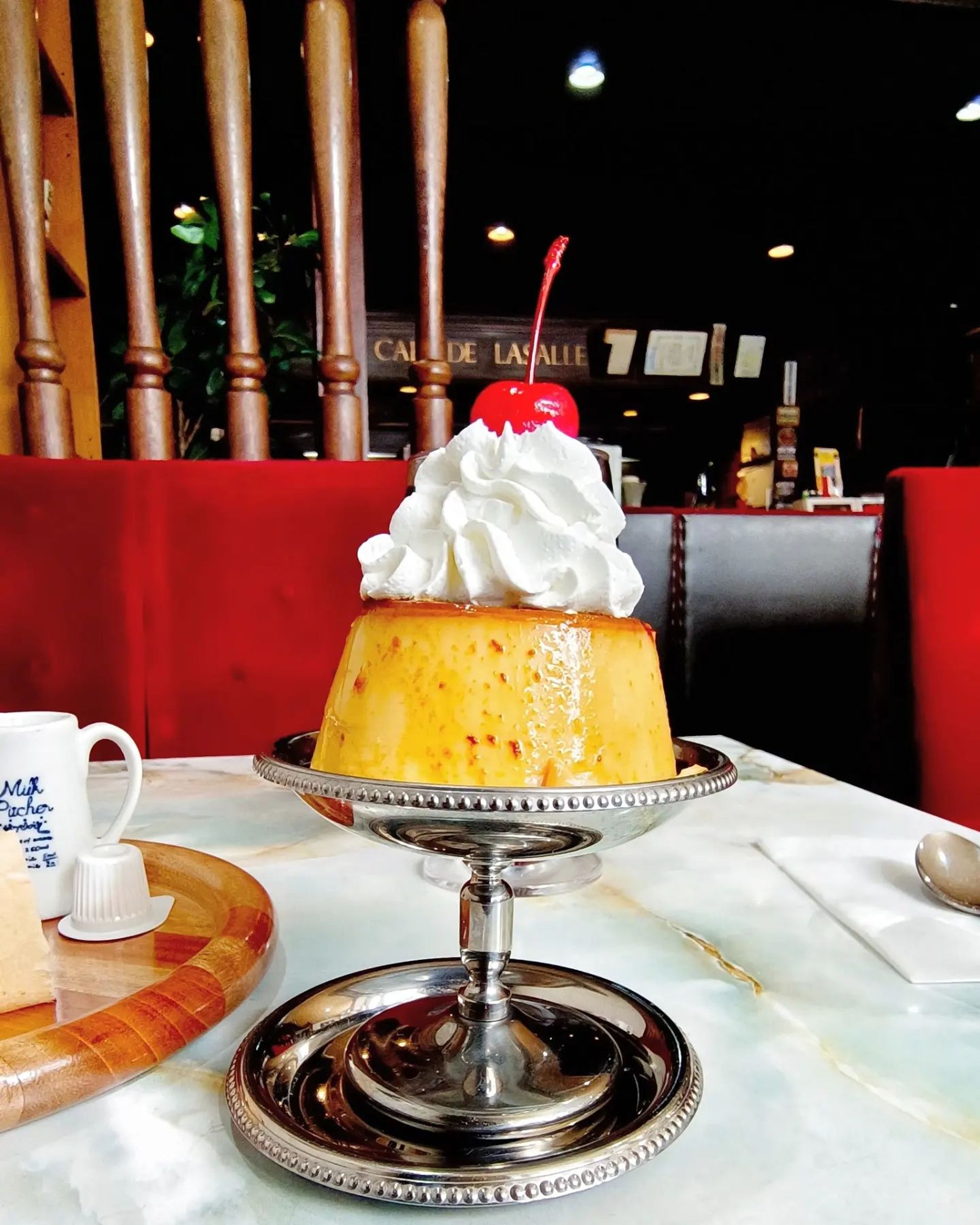 お友達のサロン近くの喫茶店へ🍮☕

ずっと気になってた40年続く喫茶店。
入り口も可愛らしくレトロで、
中に入ると赤い椅子と落ち着いたブラウンの店内に大理石のテーブルやテーブルゲームの席も！

店員さんに聞いたらクラシックプリンがおすすめとのことで、アイスコーヒーと一緒にいただきました🍮

しっかり深い味のコーヒーで甘いものとちょうどよく美味しいです。

プリンは昔ながらの固めでカラメルたっぷり、大きさにもうっとり🤤

流れるクラシックがとても居心地よく窓際はゆっくりできました。

メニューの絵もとても可愛くて癒やされました💐

#カフェドラサール#岐阜カフェ#老舗喫茶店#レトロ喫茶#アイスコーヒー#トースト#固めプリン-1