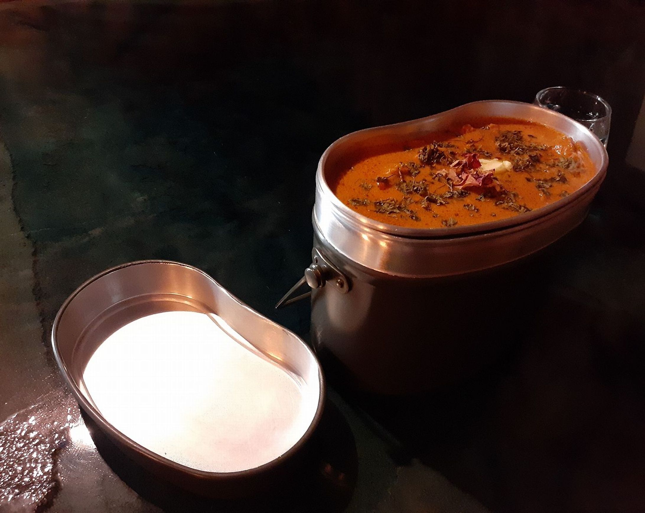 気分はキャンプ！　兵式飯盒で食べるカレーのお味は？　「洞窟」と「隠れ家」にこだわり過ぎた「暇なカレー店」-1