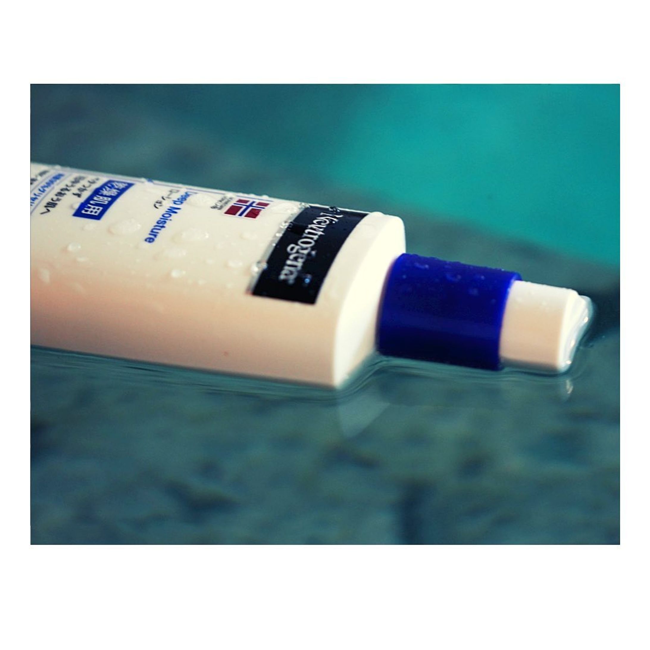 3月2日 @sauna.capsule.hokuo で開催された
〜「汗にも種類がある？！」笹野美紀恵さん直伝サウナ後のボディケアサウナ後の保湿セミナー＆サウナ体験会」〜
に参加しました☺️

「しきじの娘」でお馴染みの @mikie_sasano さん
(お美しかった…🥹)のお話すごく面白かった！

📍サウナ前はスクワット
📍サウナ室ではゆっくり呼吸。息を吐くときは深く呼吸を
📍肺を潰さないように姿勢は良く

これで一気に代謝アップ&発汗アップ！
サウナ室でゆっくり呼吸するととても気持ちいいので、
続けてます🙋‍♀️

そしてサウナ後の肌がどうなっているかを勉強し、
保湿の重要性を知る…！

📍 サウナ後の肌は油分も水分も流れ出て、
　　いつも以上に乾燥してる…なので肌ケアは必須！
📍 サウナ後の乾燥対策には油分量を確保し、
　　角層の水分量を補えるものがおすすめ。
　　その一成分がグリセリンで、特に水分を抱え込み
　　やすいのが特徴◎
📍ニュートロジーナは医療グレードの純度99%のグリセリ　
　ン配合。なのにベタつかない使用感が気持ちいい☺️

浴室から出たあとは血液を心臓に戻すように、
左手から心臓⇨右手も同様に⇨左足から上へ⇨
右足も同様に⇨腰回りから子宮を温めるように
マッサージをすればバッチリ✌️

サウナで身体の内側も外側もキレイになりましょう✨☺️✨

all photo by @maho___sa-1