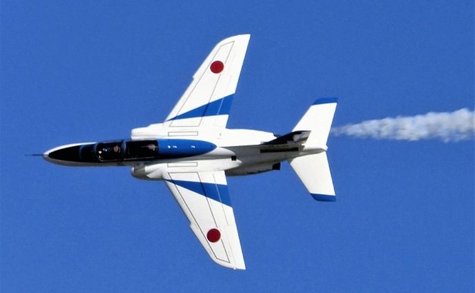 東九州自動車道の「わき見注意」標識、「ブルーインパルス」がデザインの謎　NEXCO西日本に聞いた