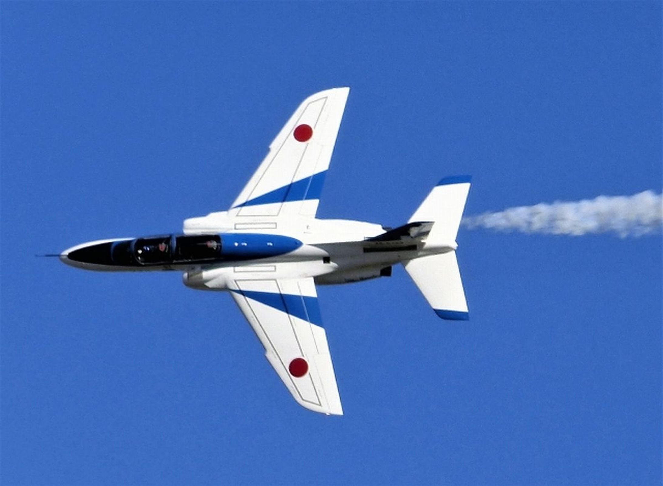 東九州自動車道の「わき見注意」標識、「ブルーインパルス」がデザインの謎　NEXCO西日本に聞いた-1