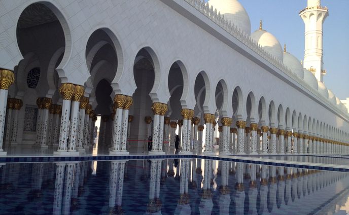 昼夜のモスクは太陽が煌めき月は光輝く